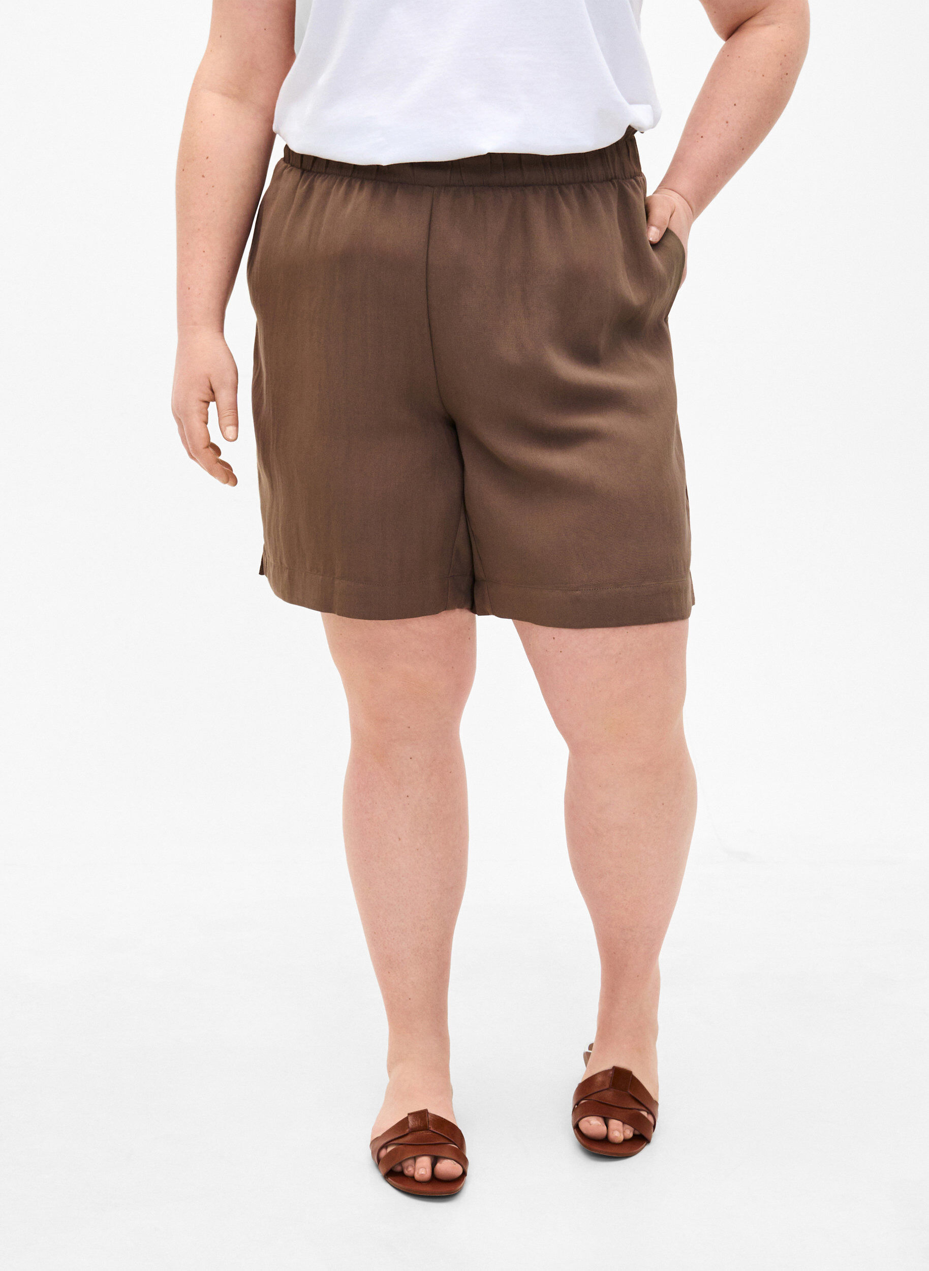 Zizzi Lockere kurze Hose aus Viskose, Chocolate Chip, Model image number 2