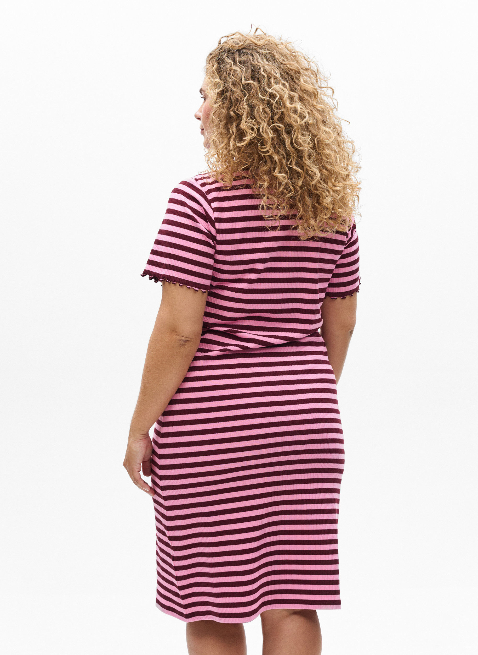 Zizzi T-Shirtkleid aus geripptem Jersey in Kniel&auml;nge, Dunkles Bordeaux, Model image number 2