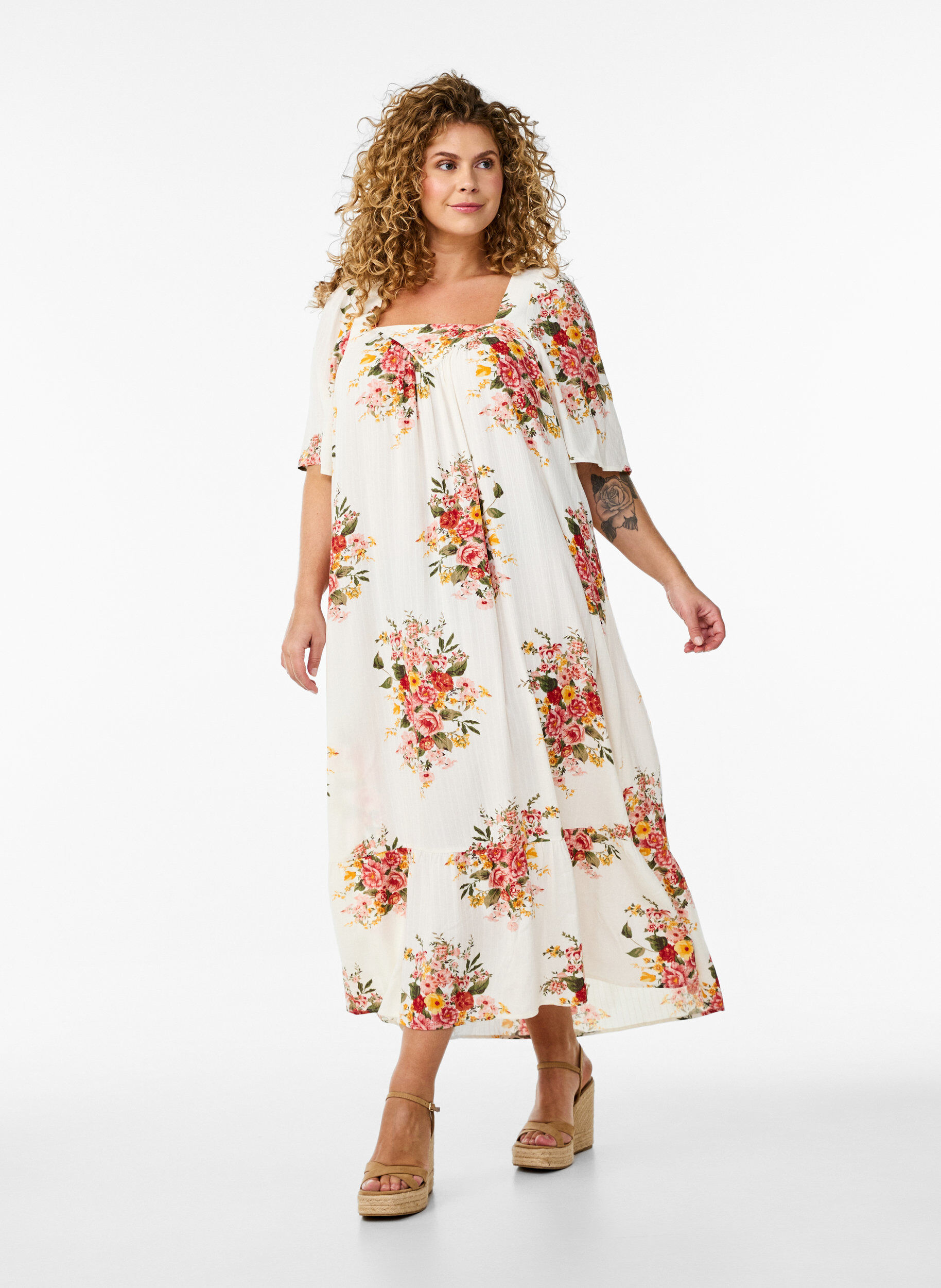 Langes Kleid mit eckigem Ausschnitt und floralen Mustern, Eggnog Flower, Model