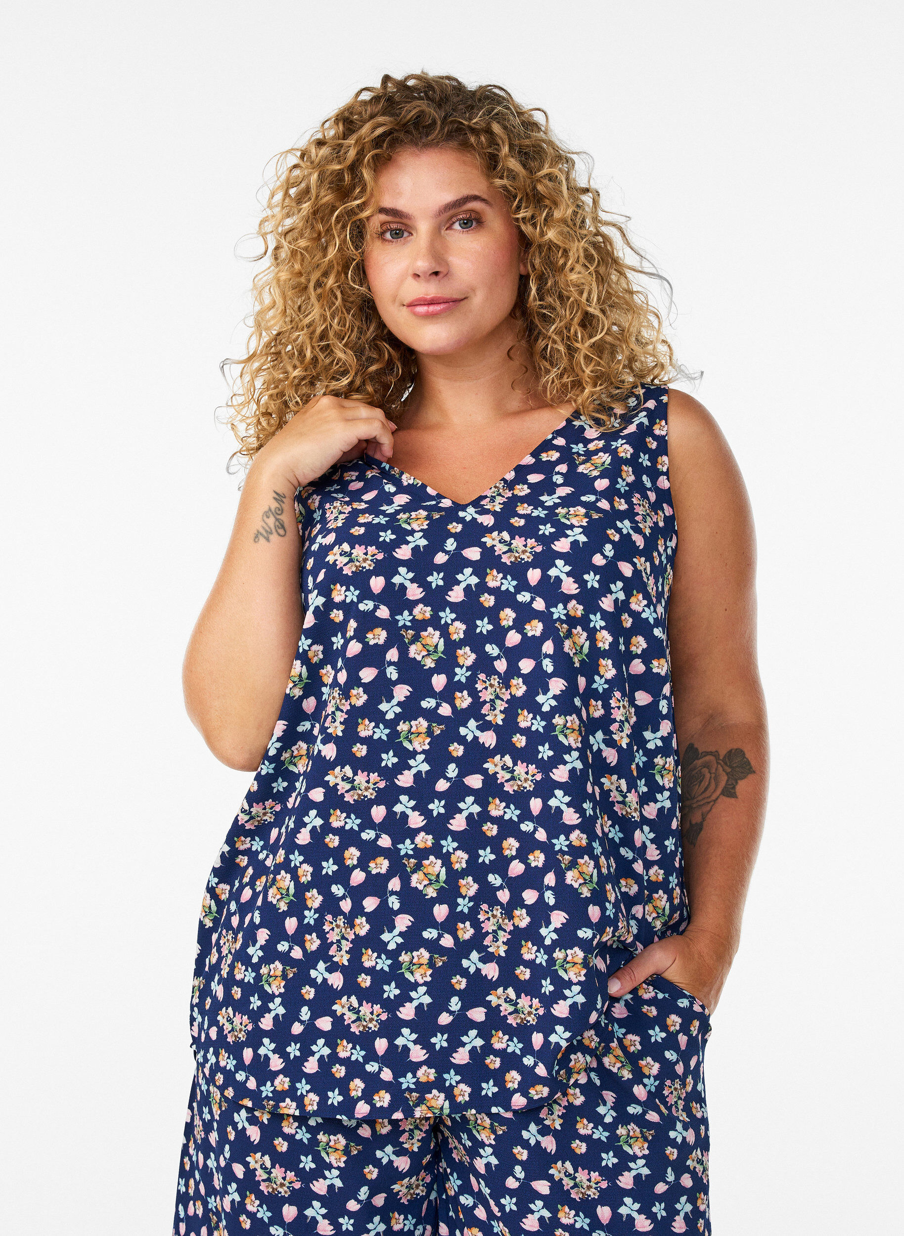 ZizziBedrucktes Oberteil mit V-Ausschnitt, Blau, Model image number 0