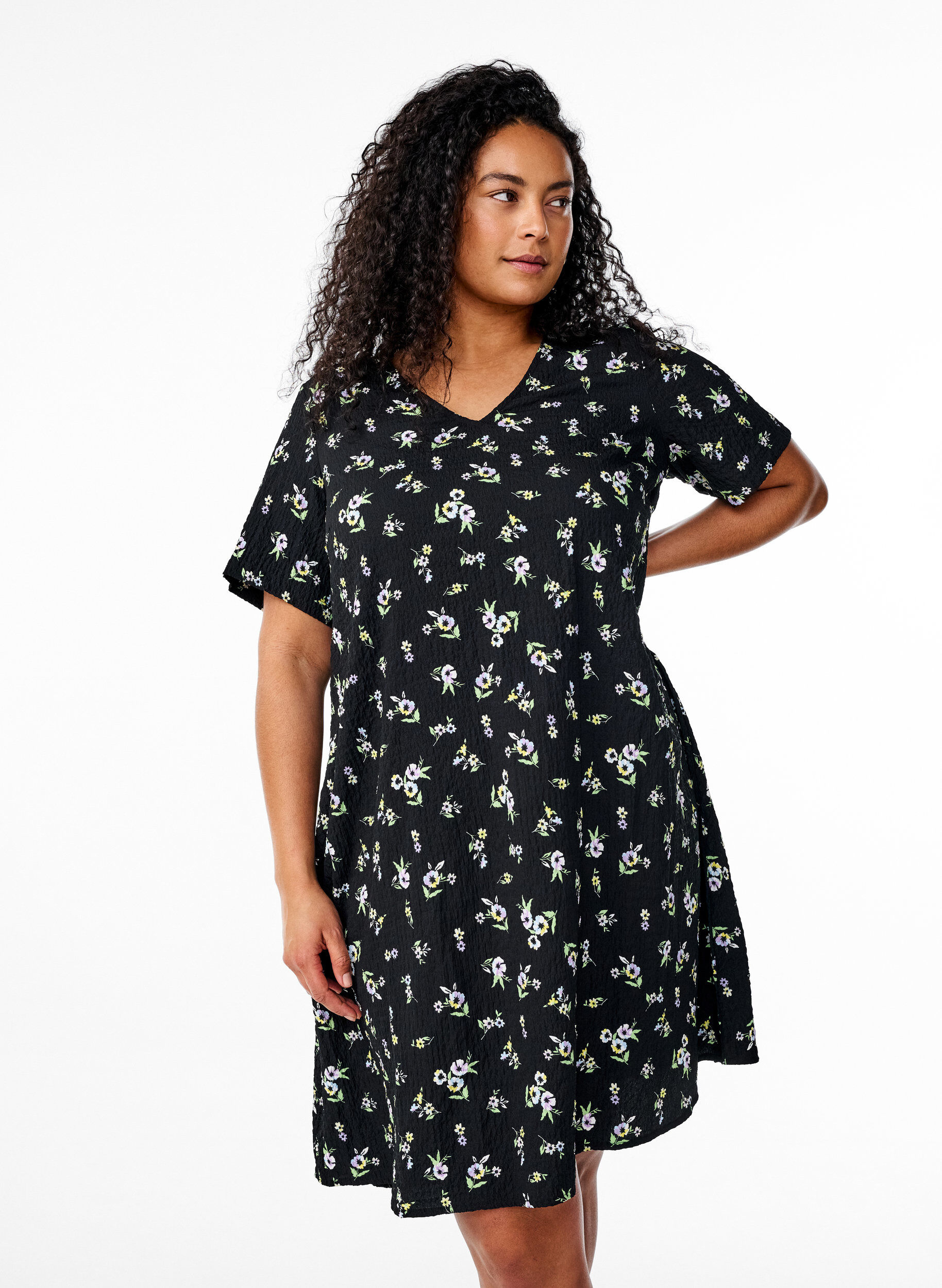 Zizzi Kleid mit kurzen &Auml;rmeln und V-Ausschnitt, Schwarz, Model image number 0