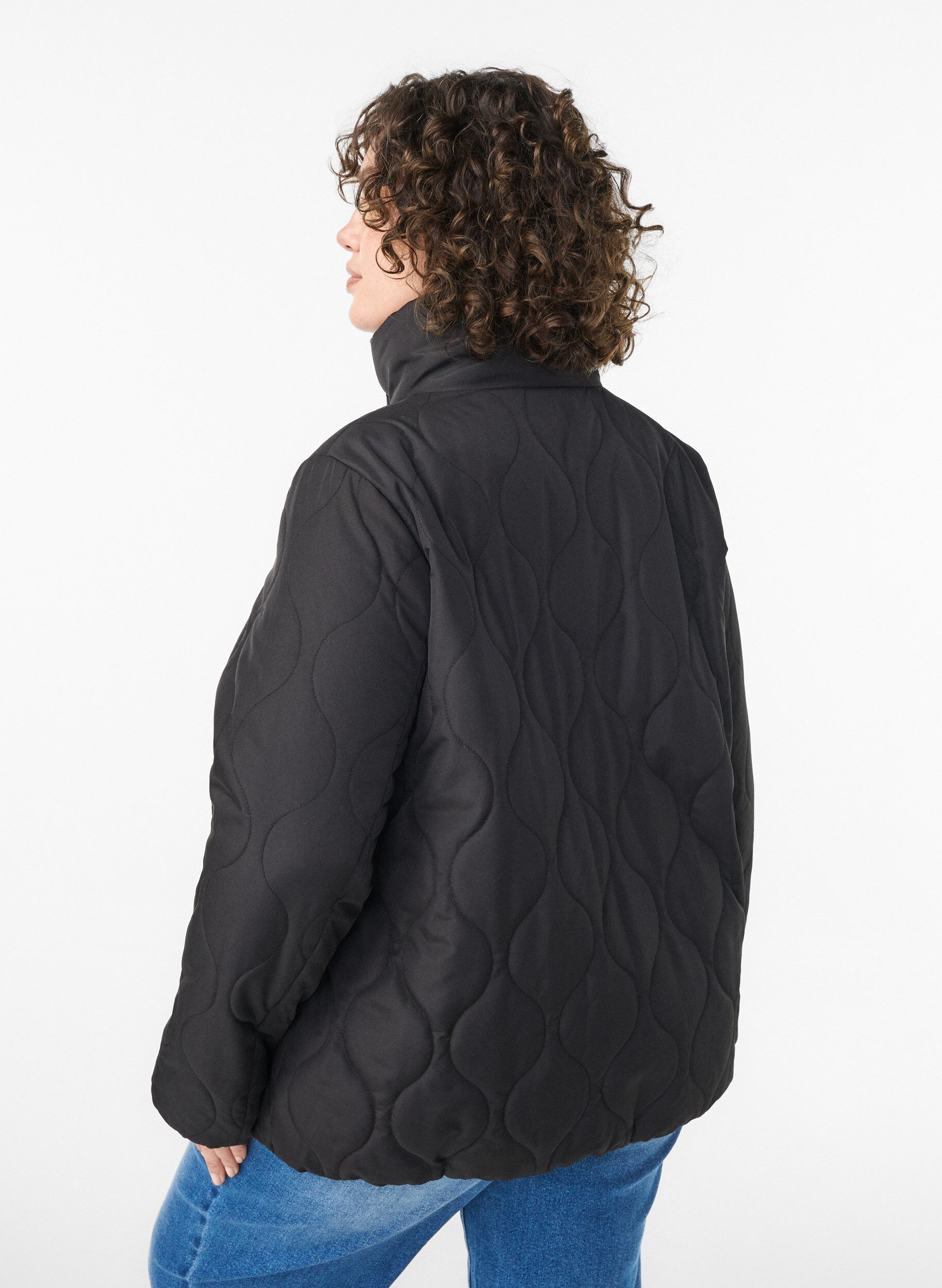 Zizzi Kurze Steppjacke mit Schleifen und hohem Kragen, Schwarz, Model image number 2