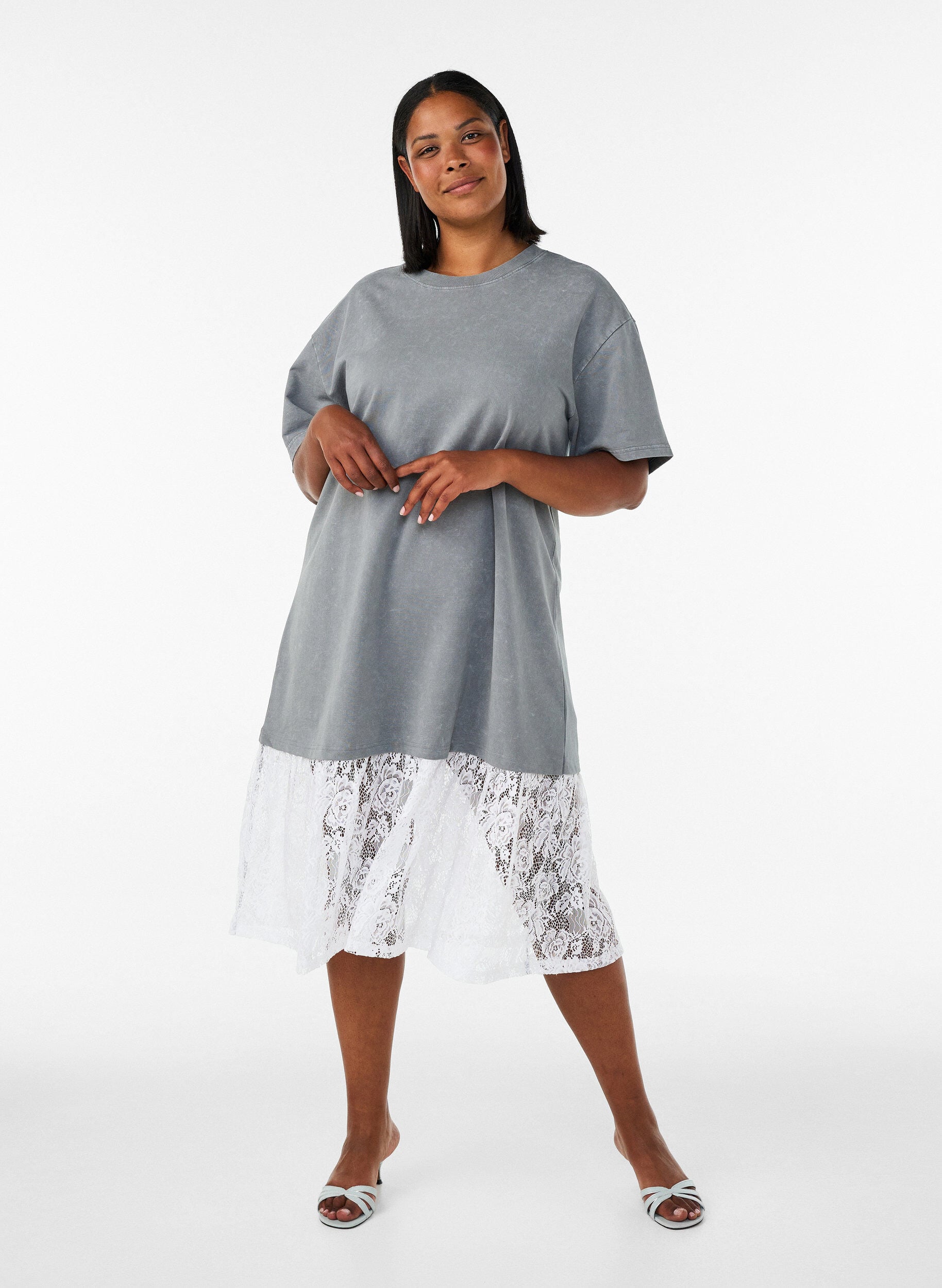 Lockeres T-Shirt-Kleid mit Spitzen, Grau, Model