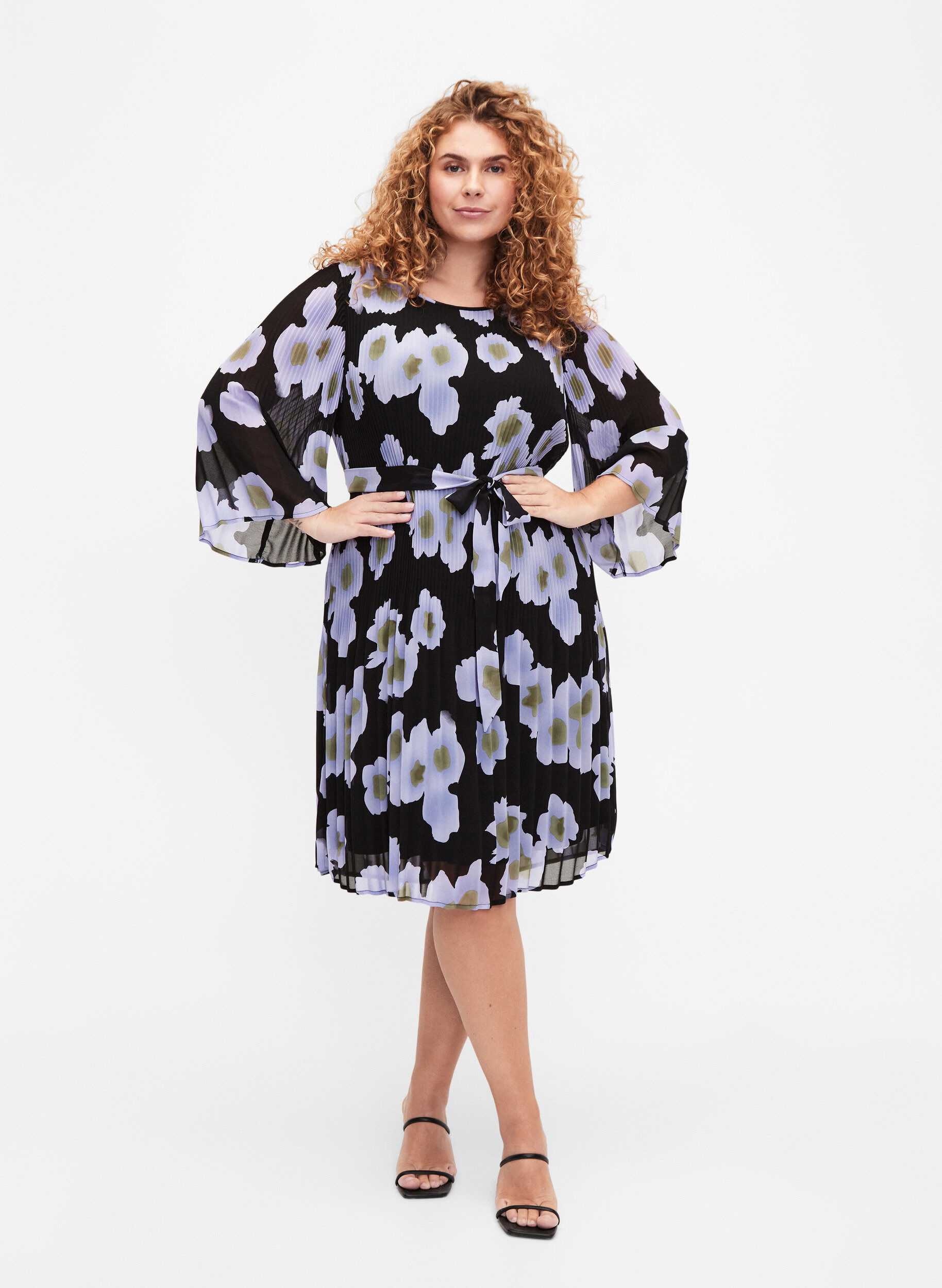 Zizzi Plisseekleid mit Bindeband und Print, Black w. Floral, Model image number 2