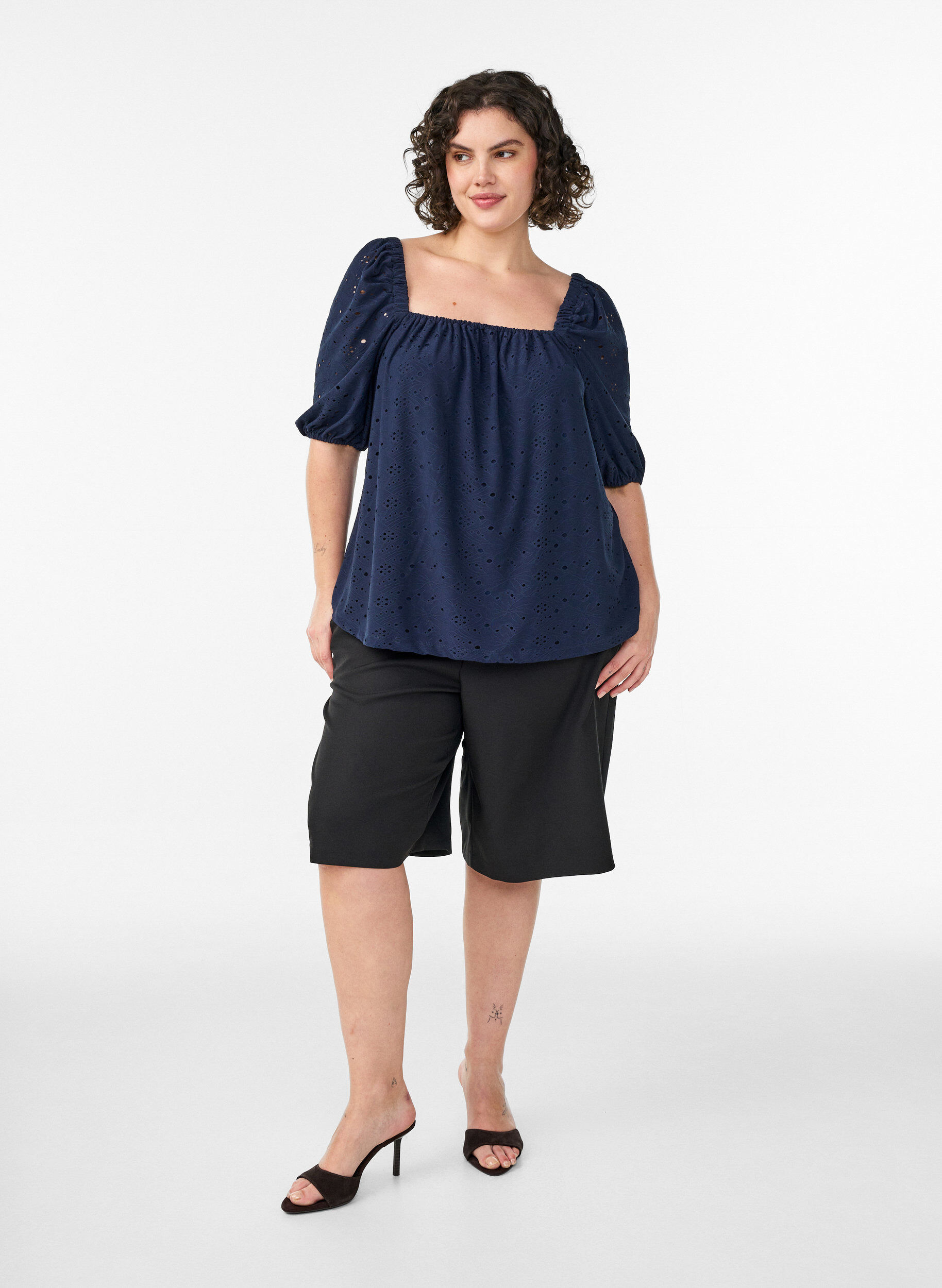 Zizzi Bluse mit kurzen Puff&auml;rmeln und Lochmuster, Blau, Model image number 1