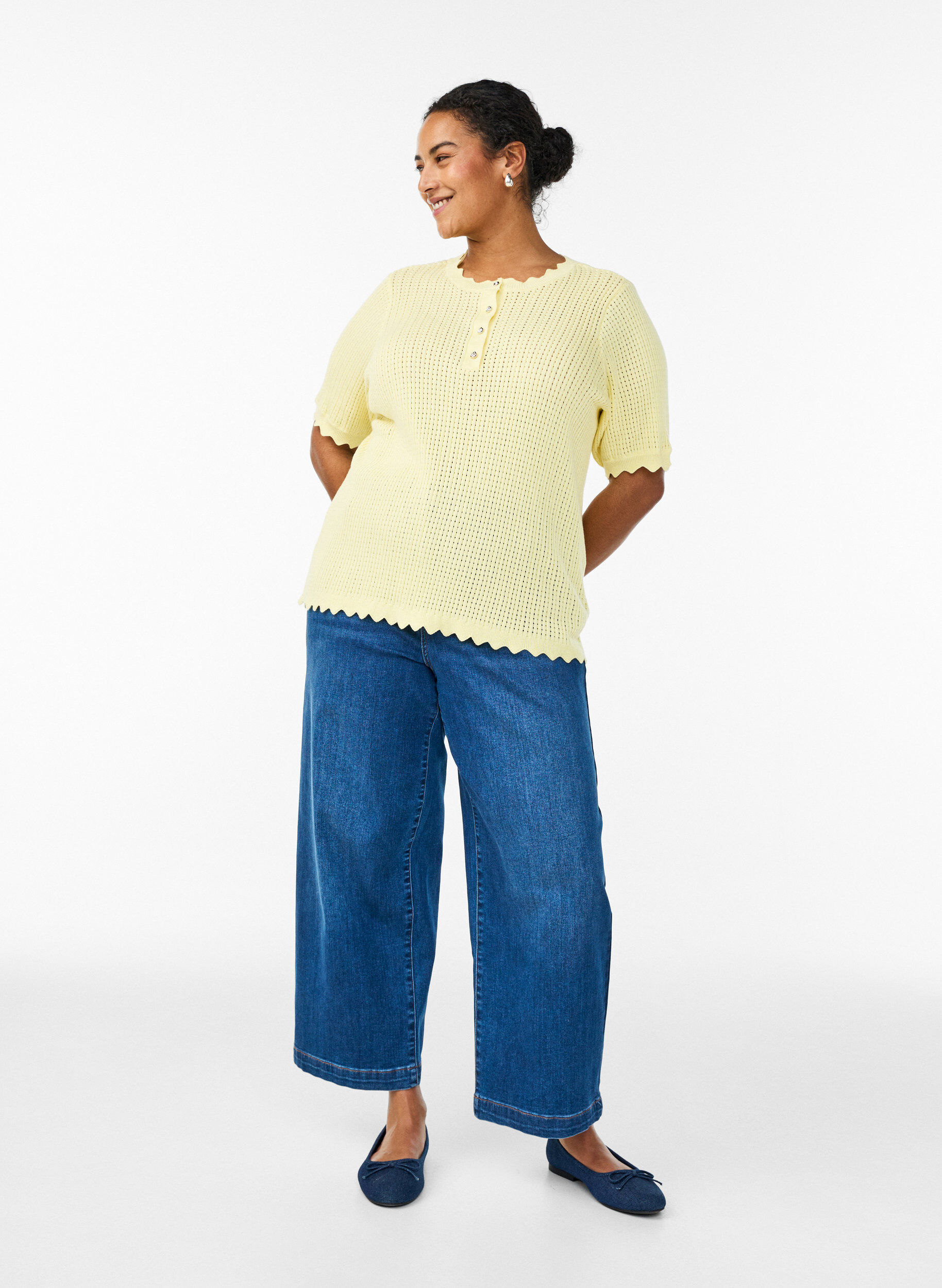 Zizzi Kurz&auml;rmelige Strickbluse mit Lochmuster und Wellenkanten, Gelb, Model image number 1