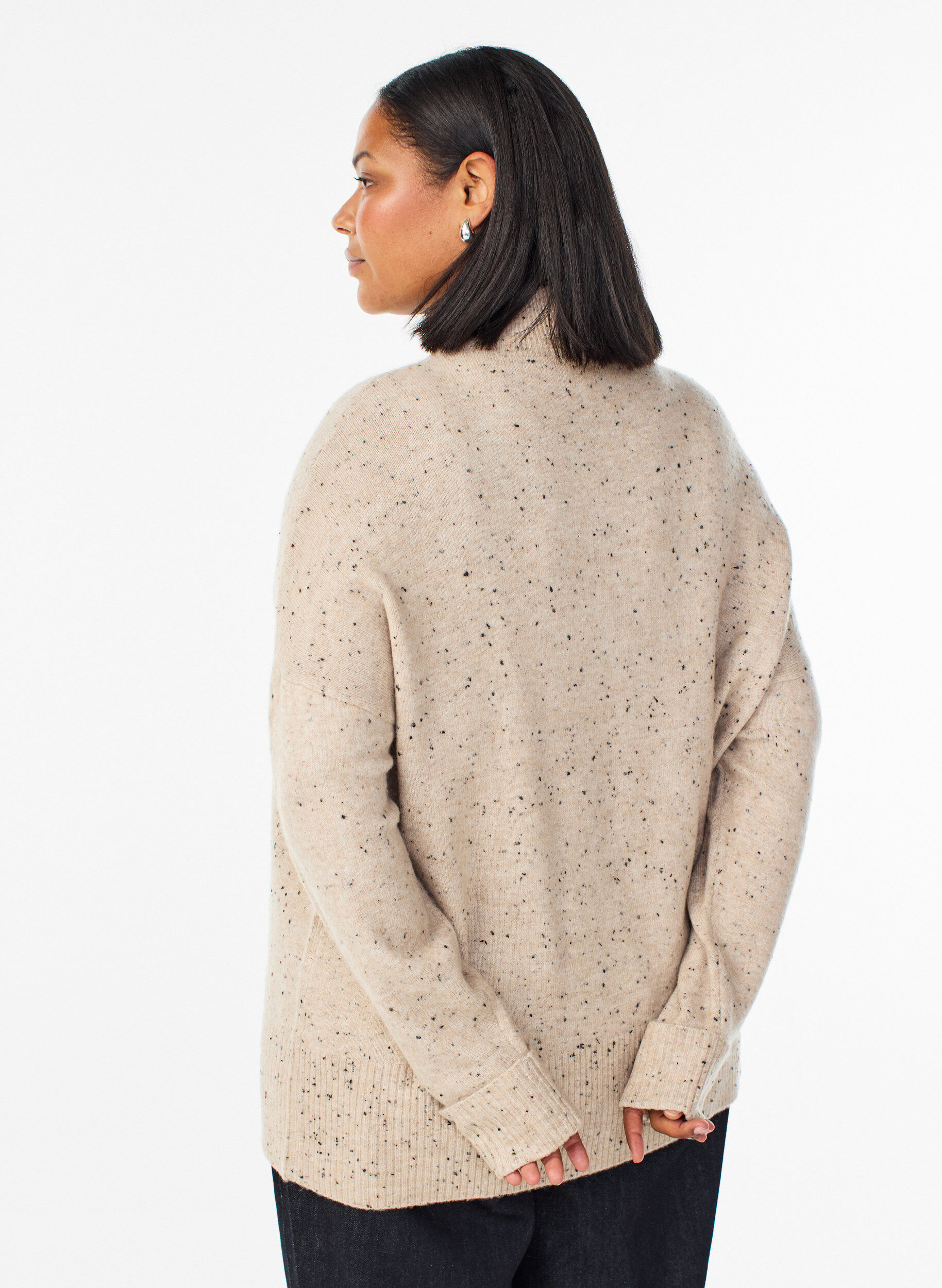 Zizzi Strickpullover mit hohem Kragen und Punktemuster, Beige, Model image number 2