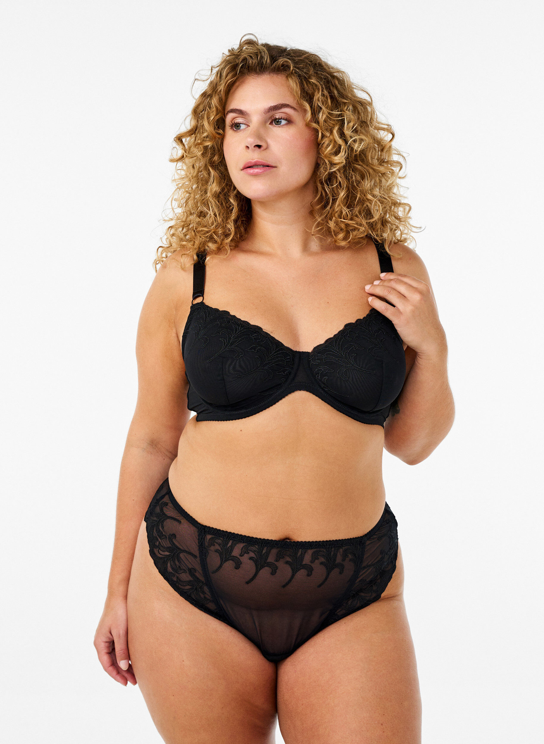 Zizzi Mesh-Tanga mit Stickereidetails, Schwarz, Model image number 0