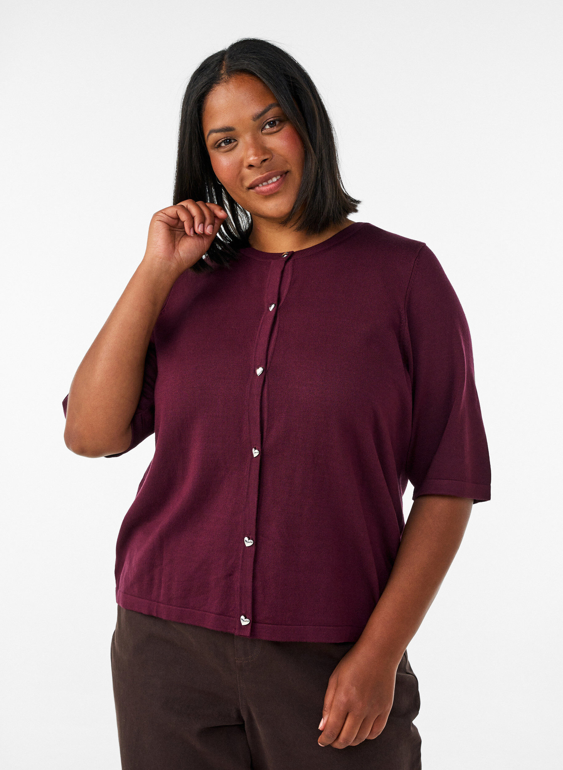Strickjacke mit Herzkn&ouml;pfen und kurzen &Auml;rmeln, Rot, Model