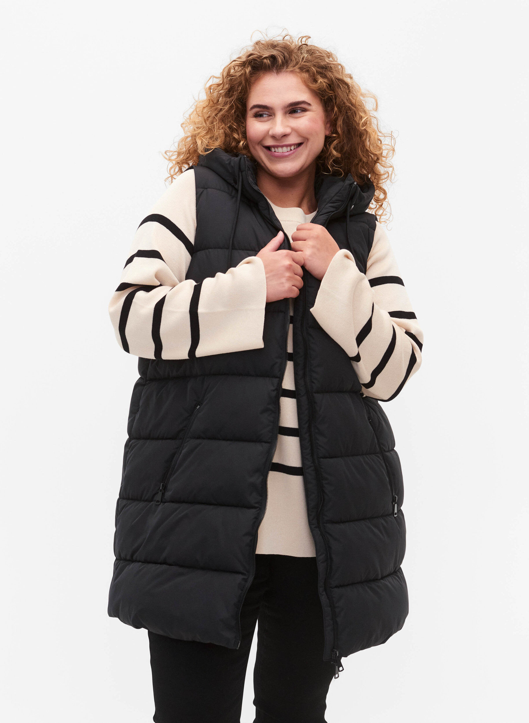 Langer Weste mit Kapuze und Taschen, Schwarz, Model