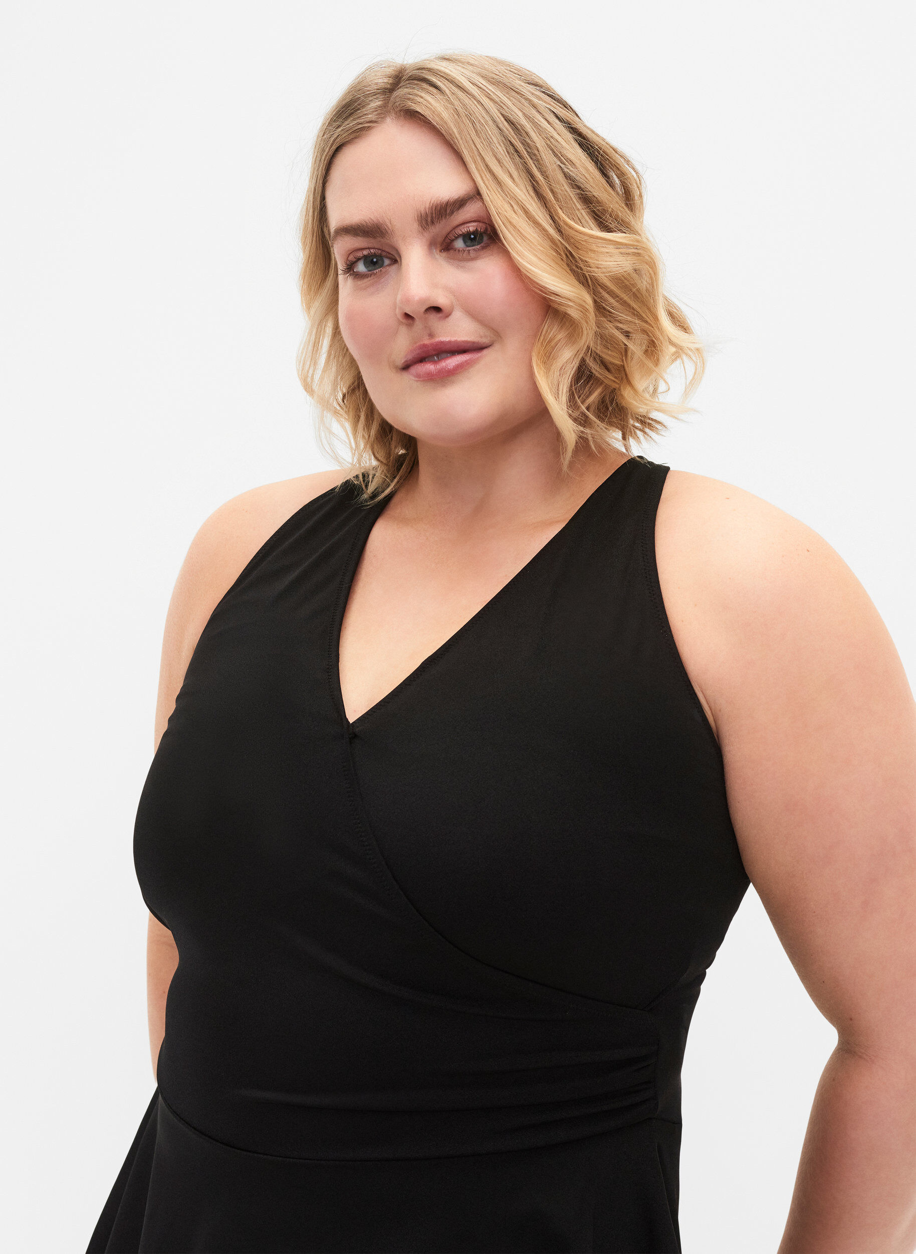 Zizzi Badekleid mit gekreuztem R&uuml;cken und Rock, Black, Model image number 2