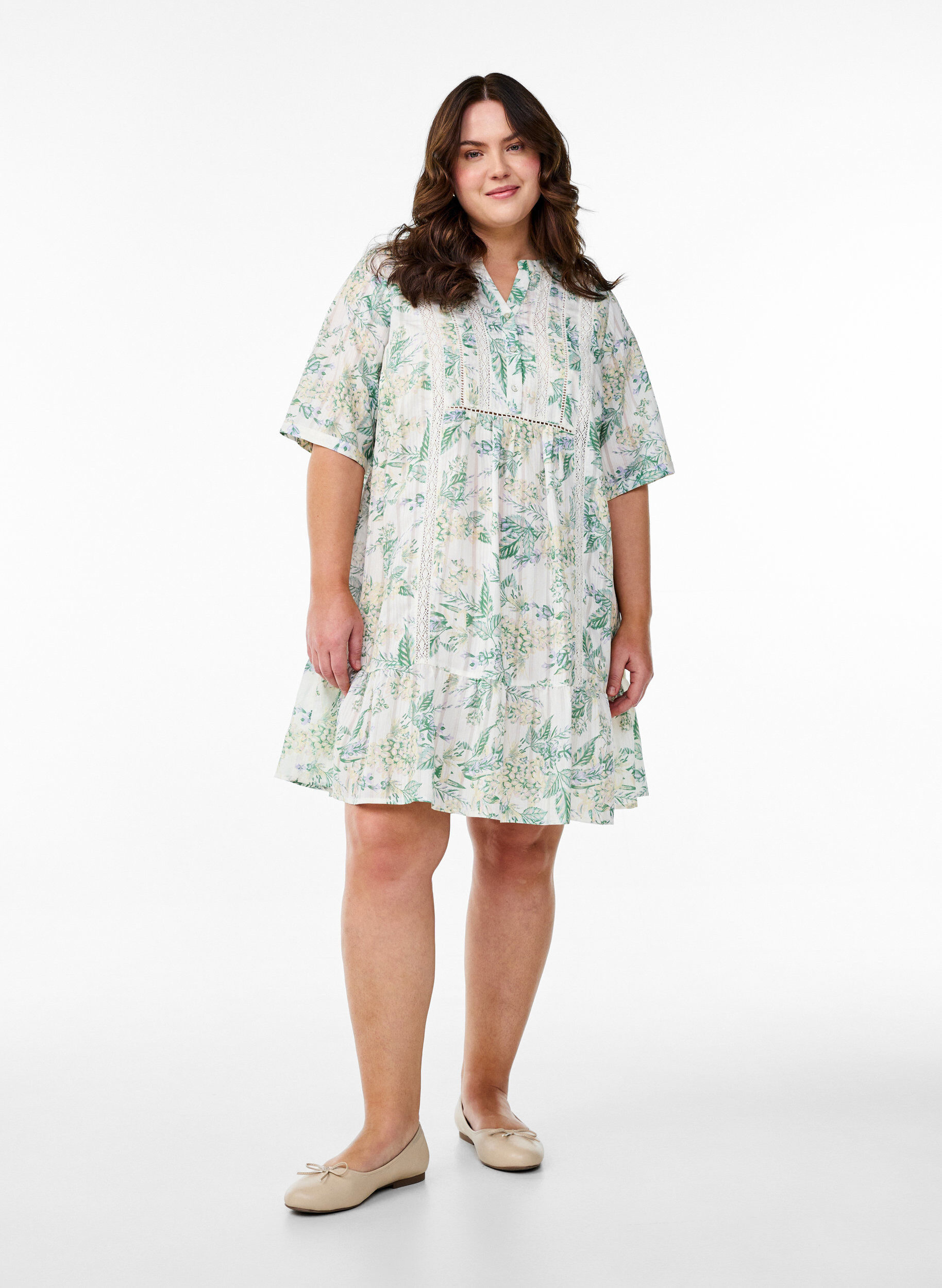 Zizzi Kurzes Viskosekleid mit Spitzenbesatz und A-Linien-Schnitt, Wei&szlig;, Model image number 1