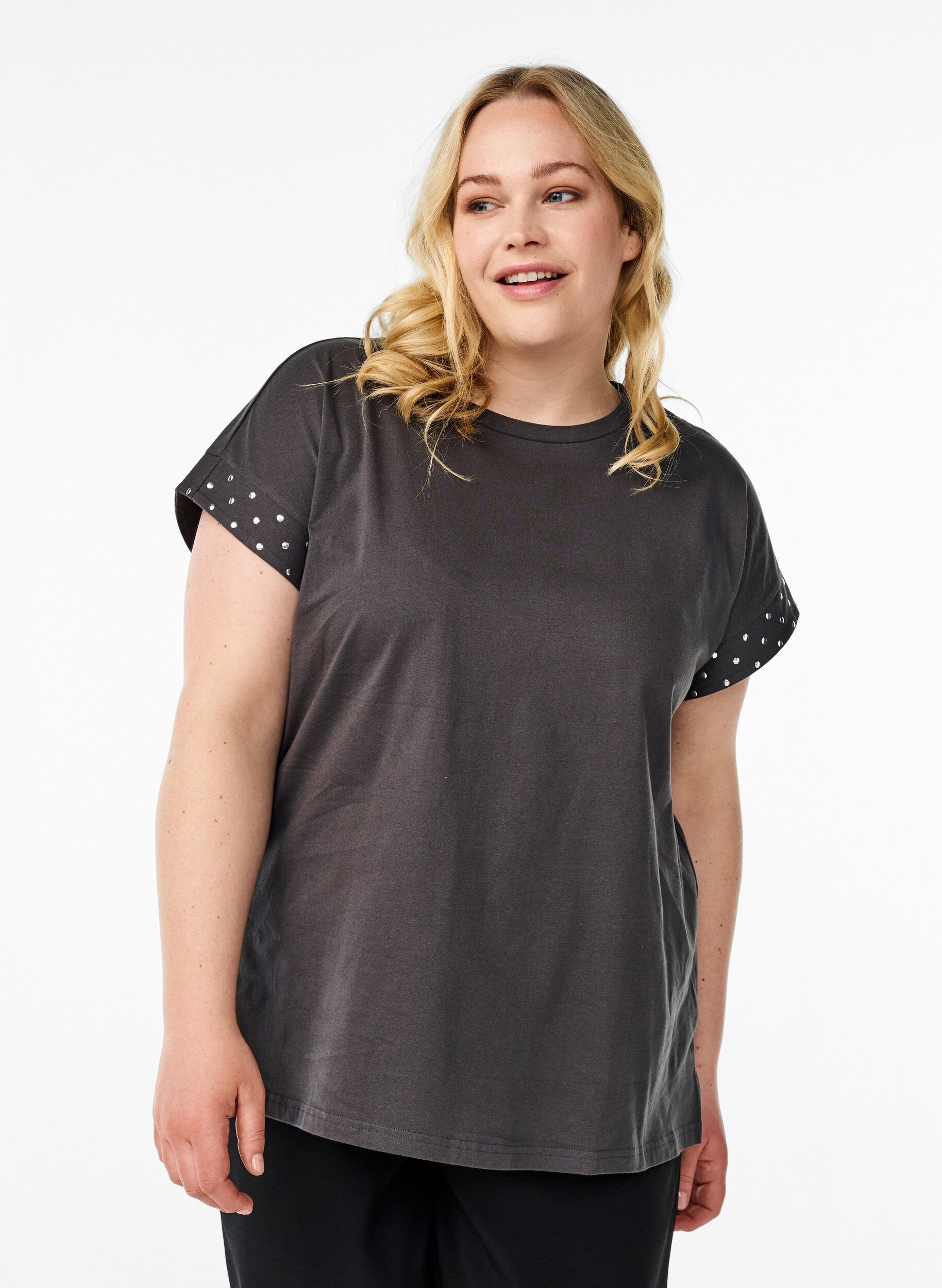 T-Shirt aus Bio-Baumwolle mit Nieten, Grau, Model