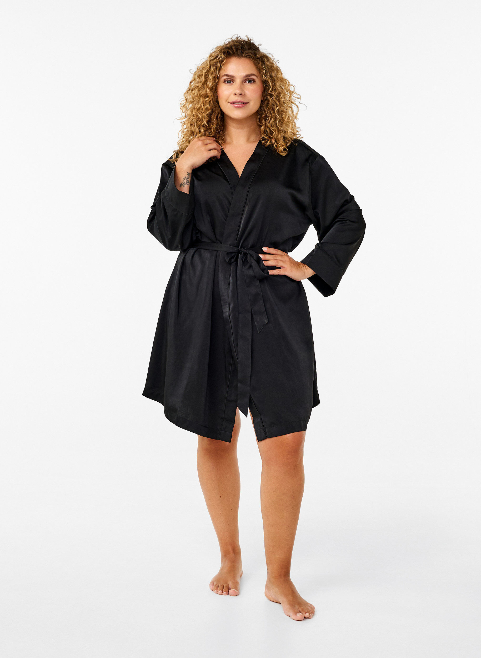 Zizzi Satin-Kimono mit G&uuml;rtel, Black, Model image number 2