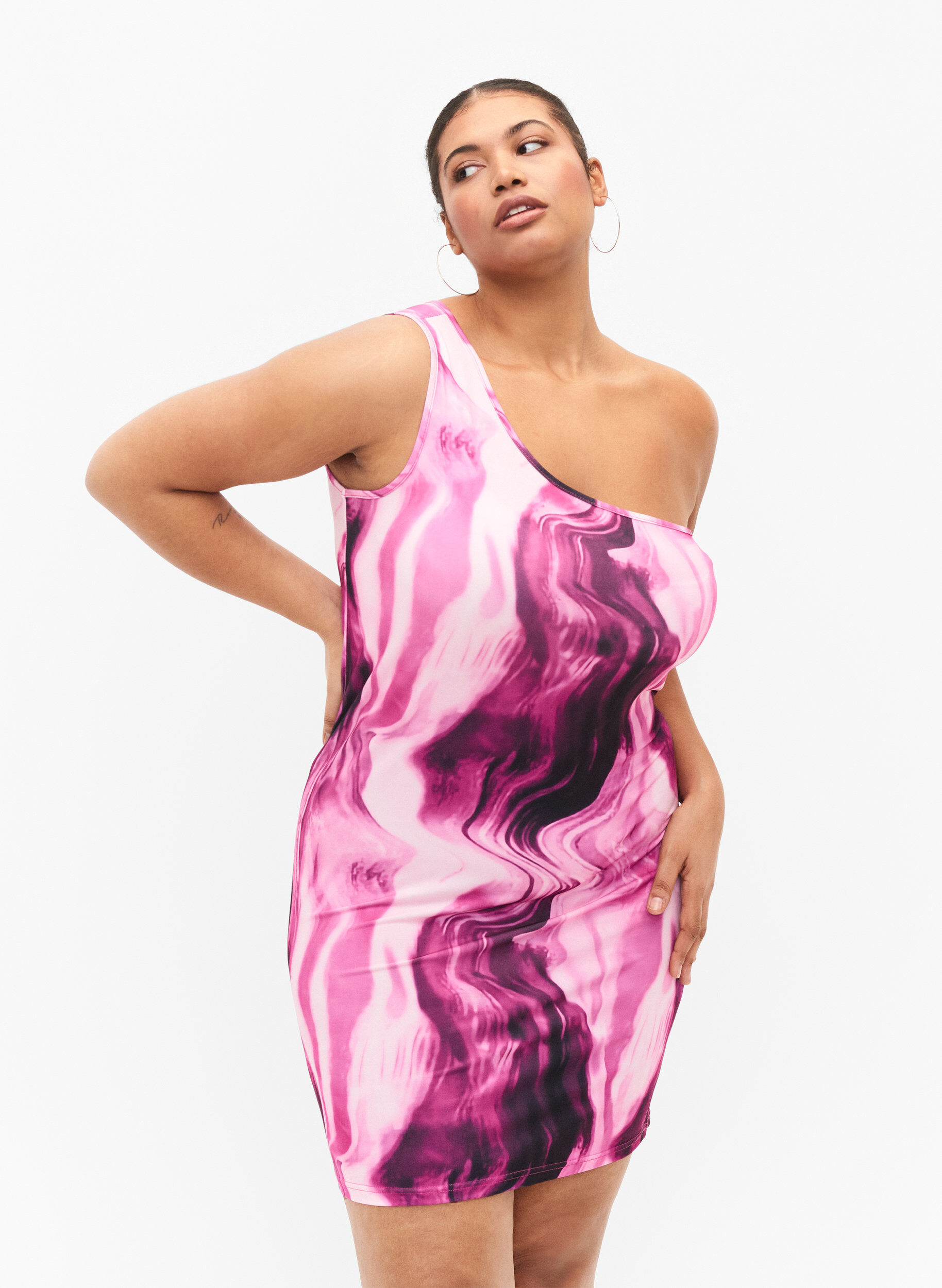 Zizzi Eng anliegendes One-Shoulder Kleid mit Print, Raspberry Rose AOP, Model image number 0