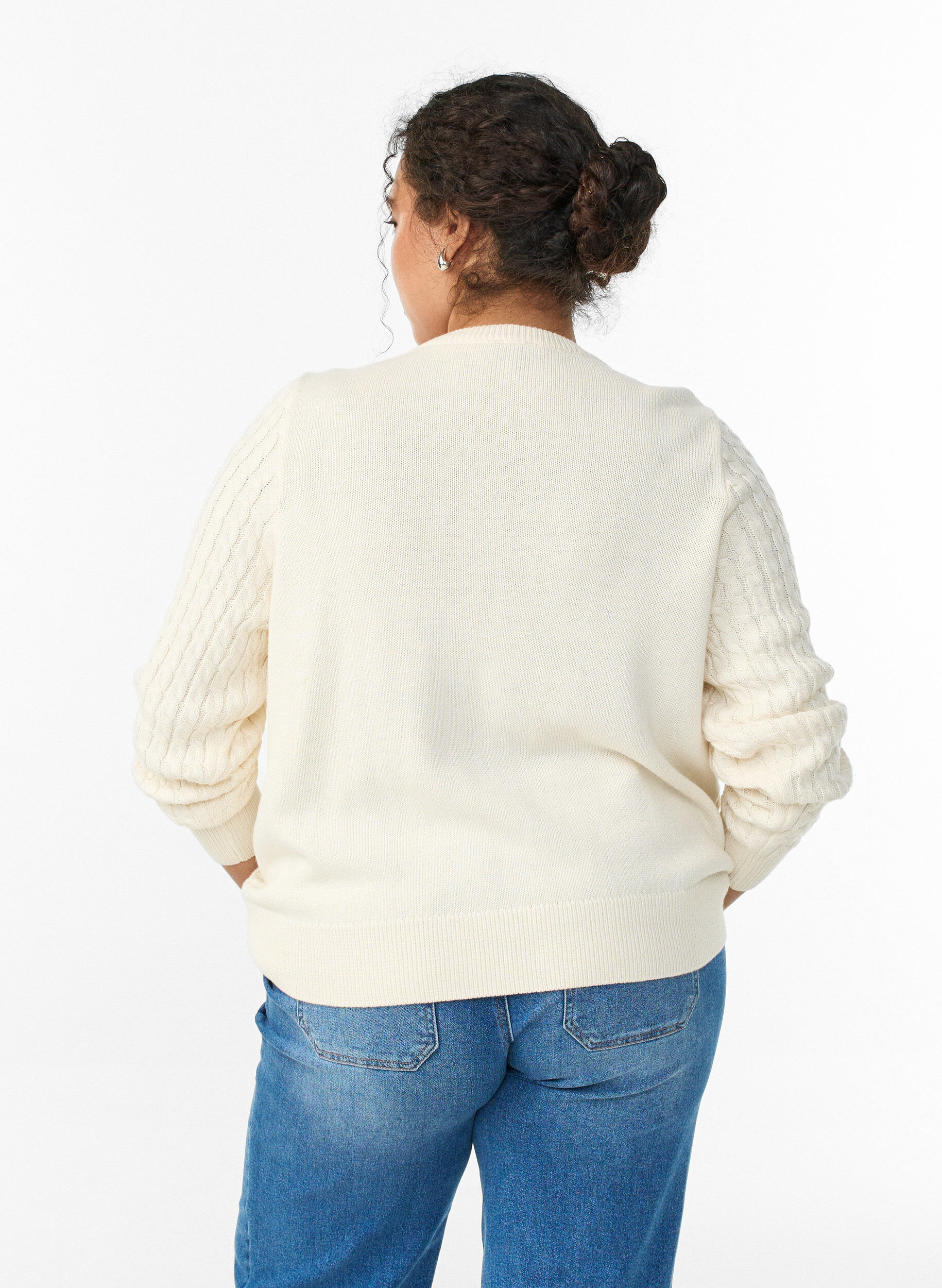 ZizziZopfmuster-Strickjacke mit goldenen Kn&ouml;pfen, Vanille, Model image number 2