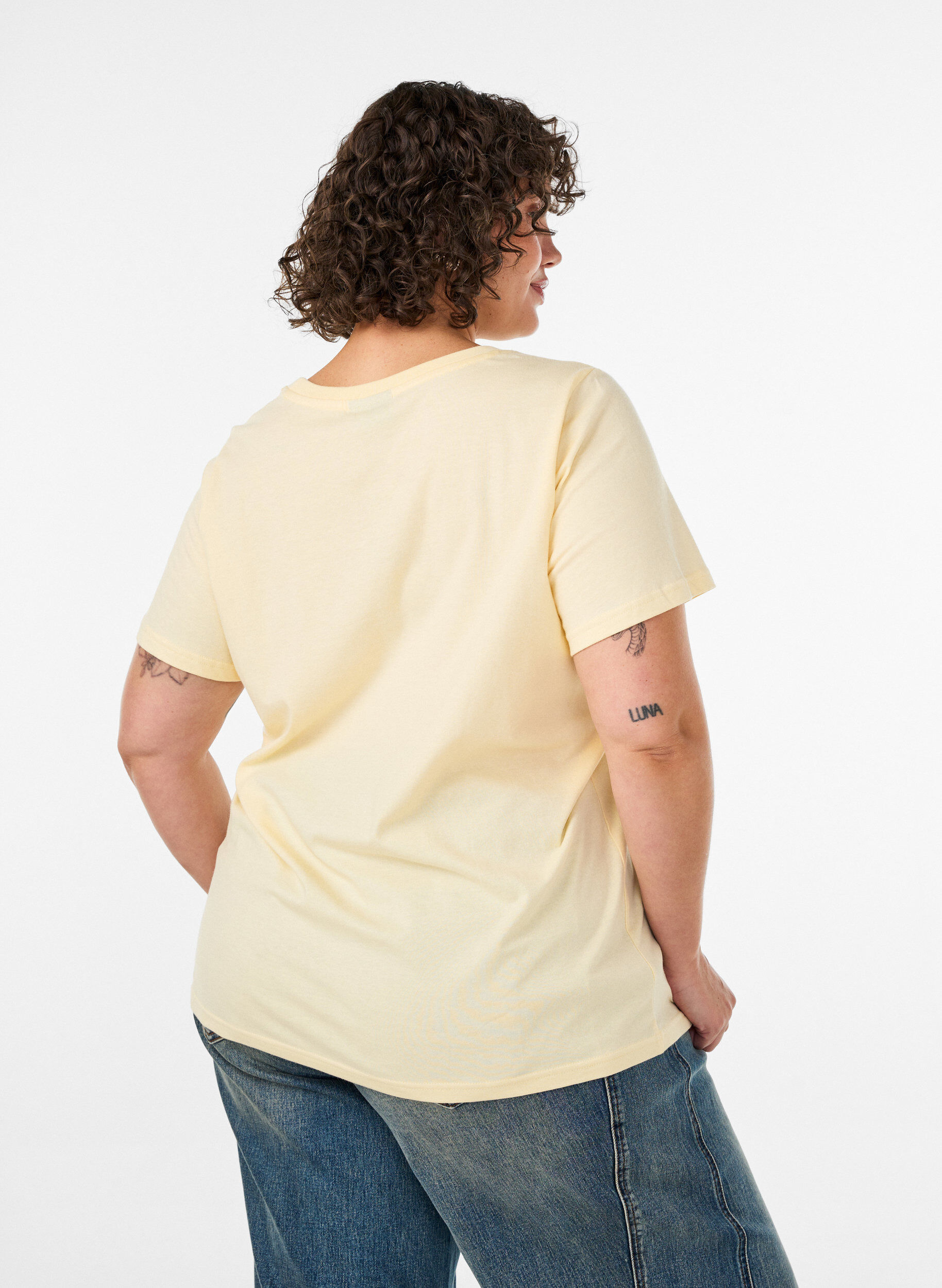 ZizziT-Shirt aus Bio-Baumwolle mit Text aus Velours, Gelb, Model image number 2