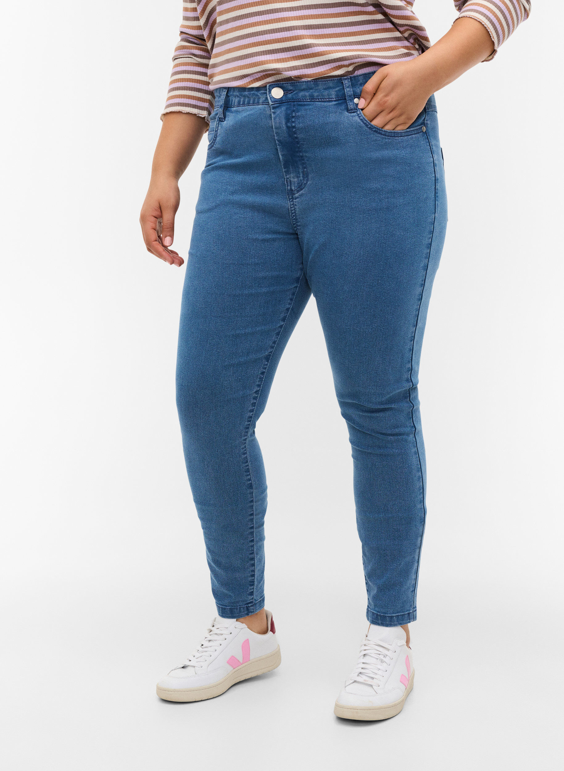 Zizzi Hochtaillierte Super Slim Amy Jeans, Blau, Model image number 3