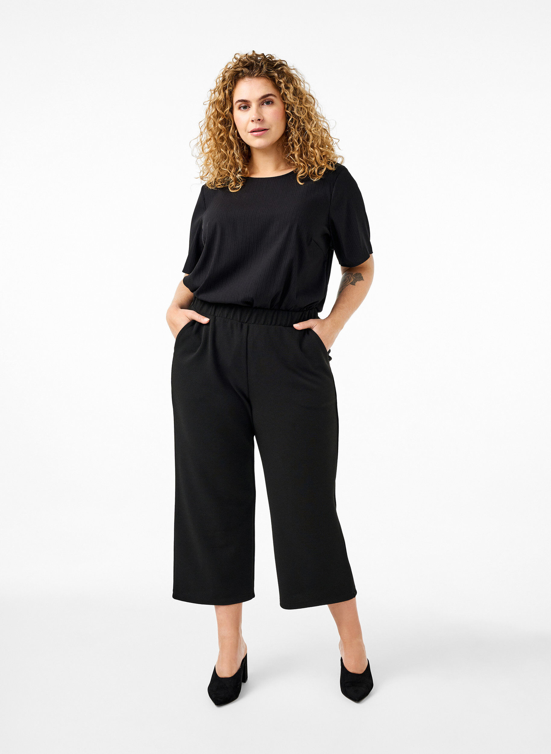 Zizzi Kurz&auml;rmelige Bluse aus Viskose mit Schleifen, Black, Model image number 2