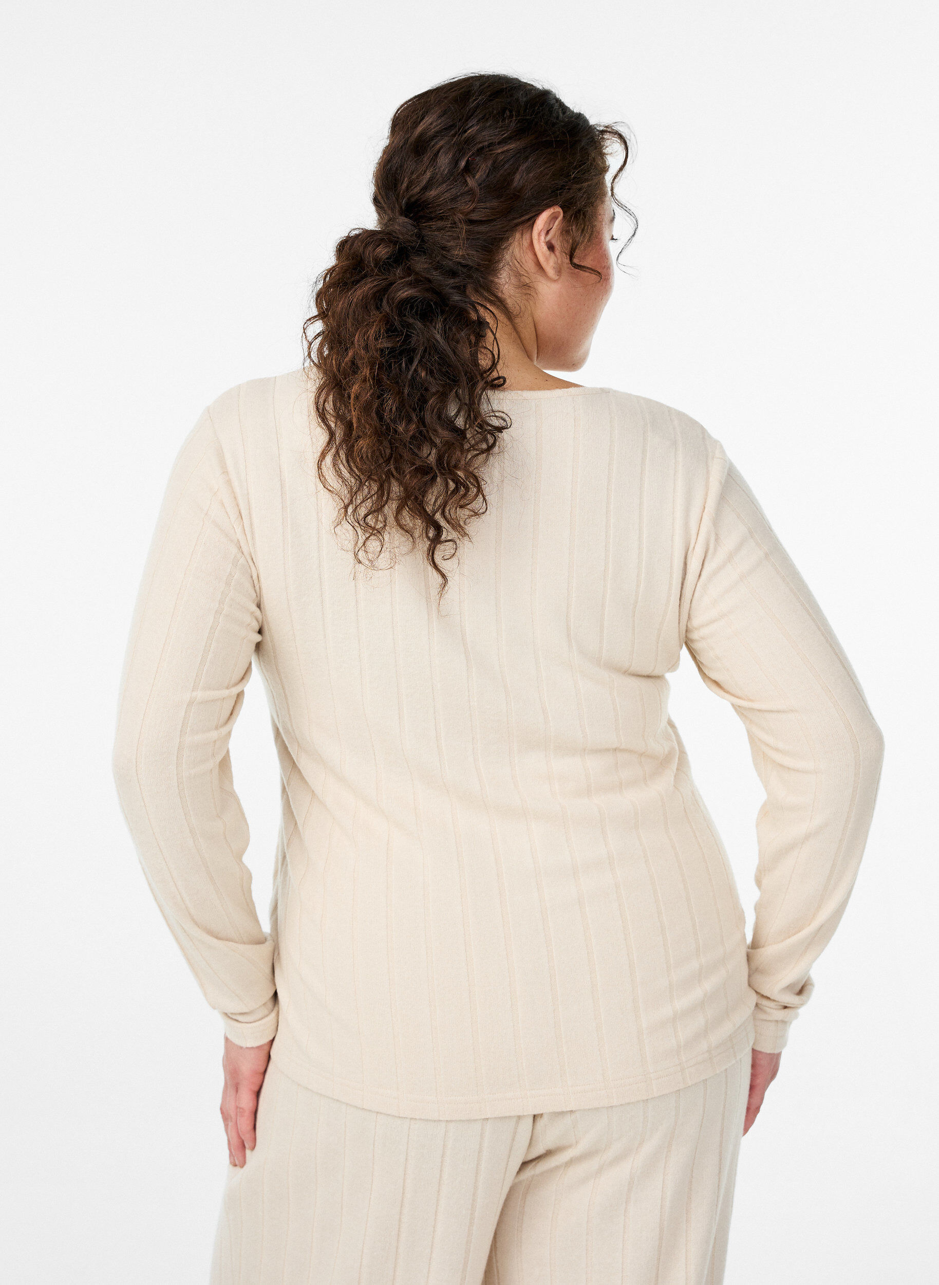 Zizzi Bluse aus Jersey mit eckigem Ausschnitt und Rippstruktur, Beige, Model image number 2