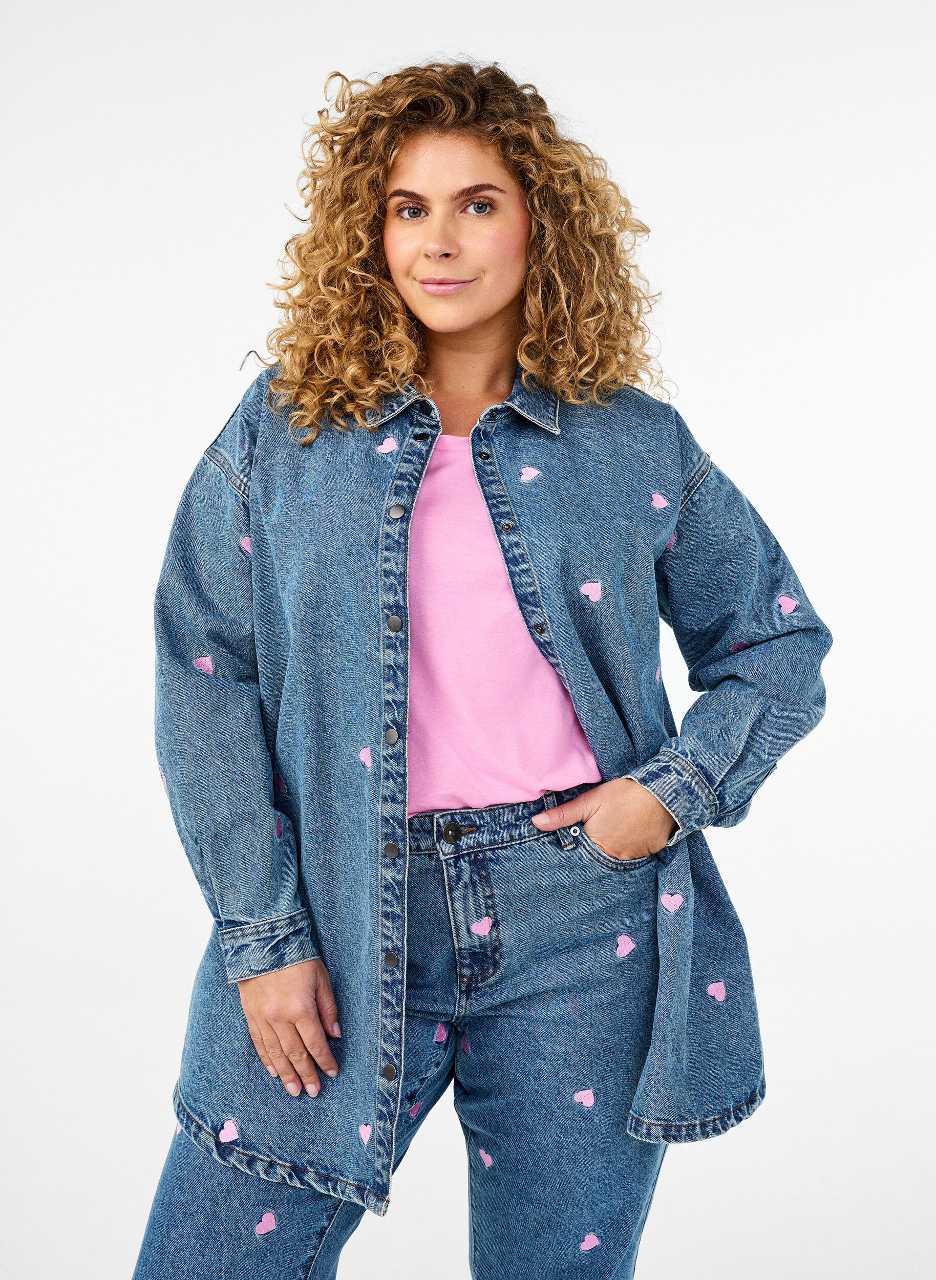 Zizzi Locker geschnittene Jeansbluse mit aufgestickten Herzen, Light Blue Heart, Model image number 0
