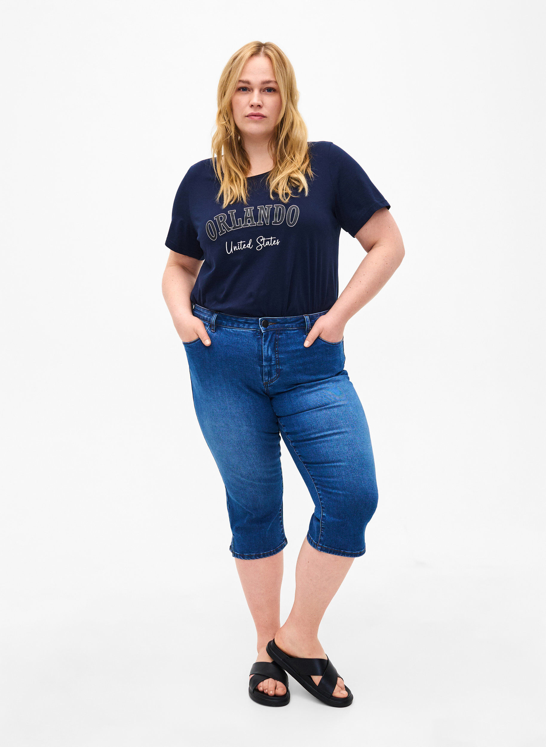 Zizzi T-Shirt aus Baumwolle mit Textaufdruck, Navy B. Orlando, Model image number 2