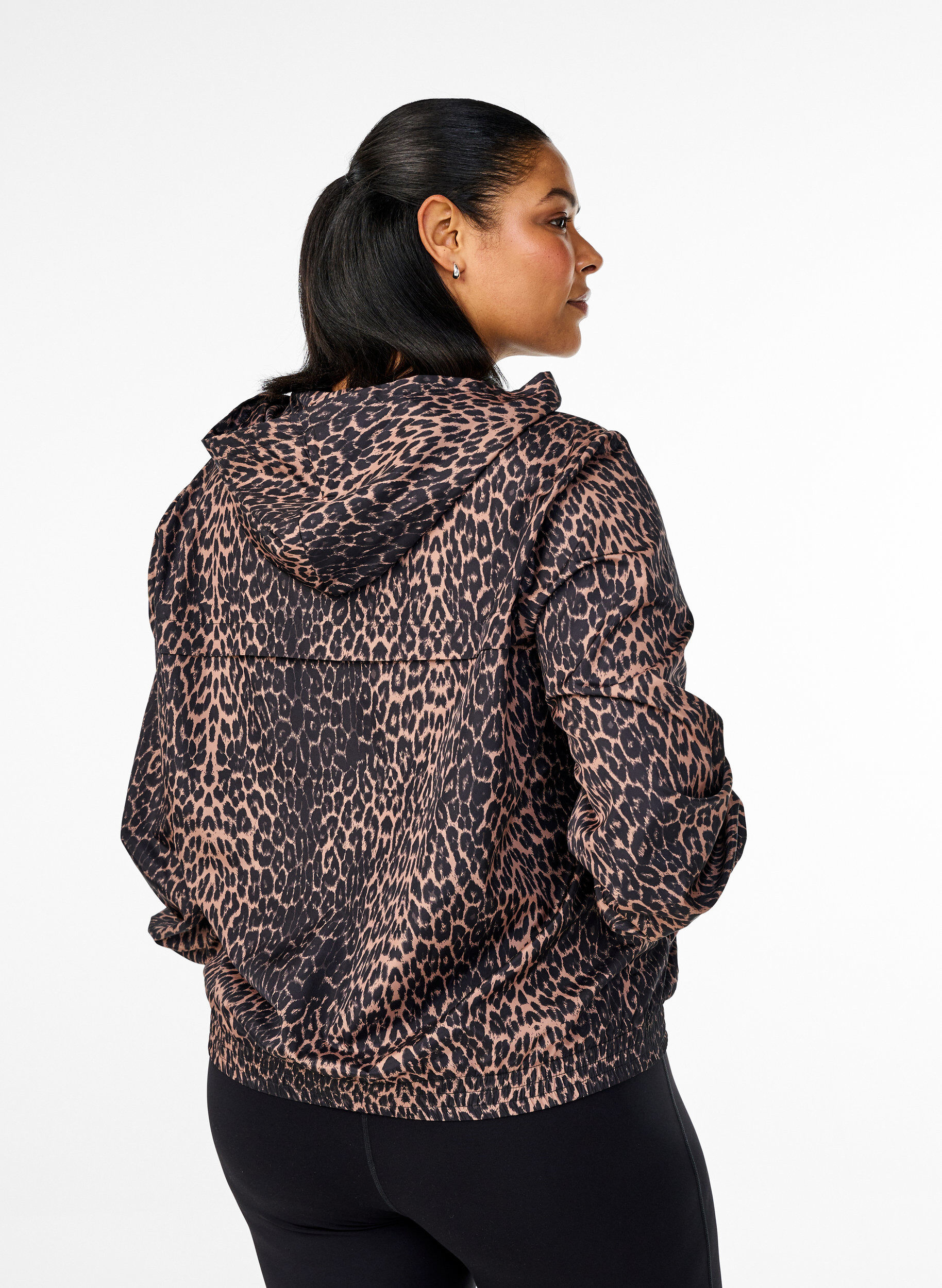 Zizzi Sportjacke mit Leopardenprint und Kapuze, Braun, Model image number 2