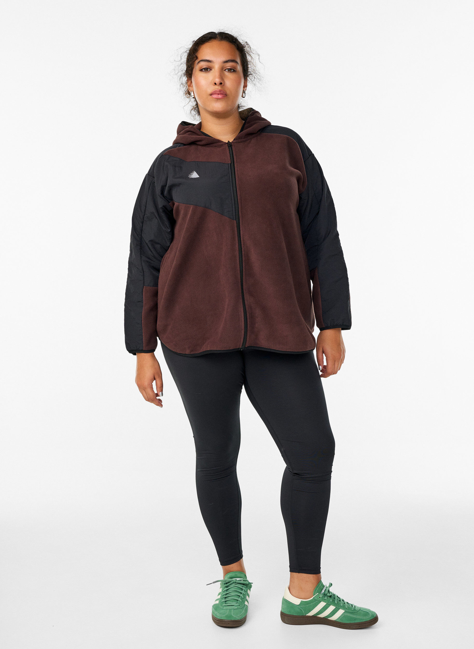 Zizzi Fleecejacke mit Kapuze und Taschen, Braun, Model image number 1