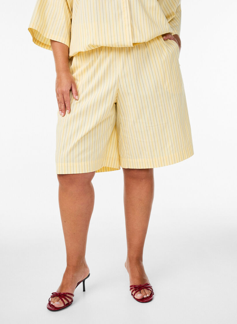 Gestreifte hoch taillierte Shorts mit lockerer Passform, Gelb, Model image number 3