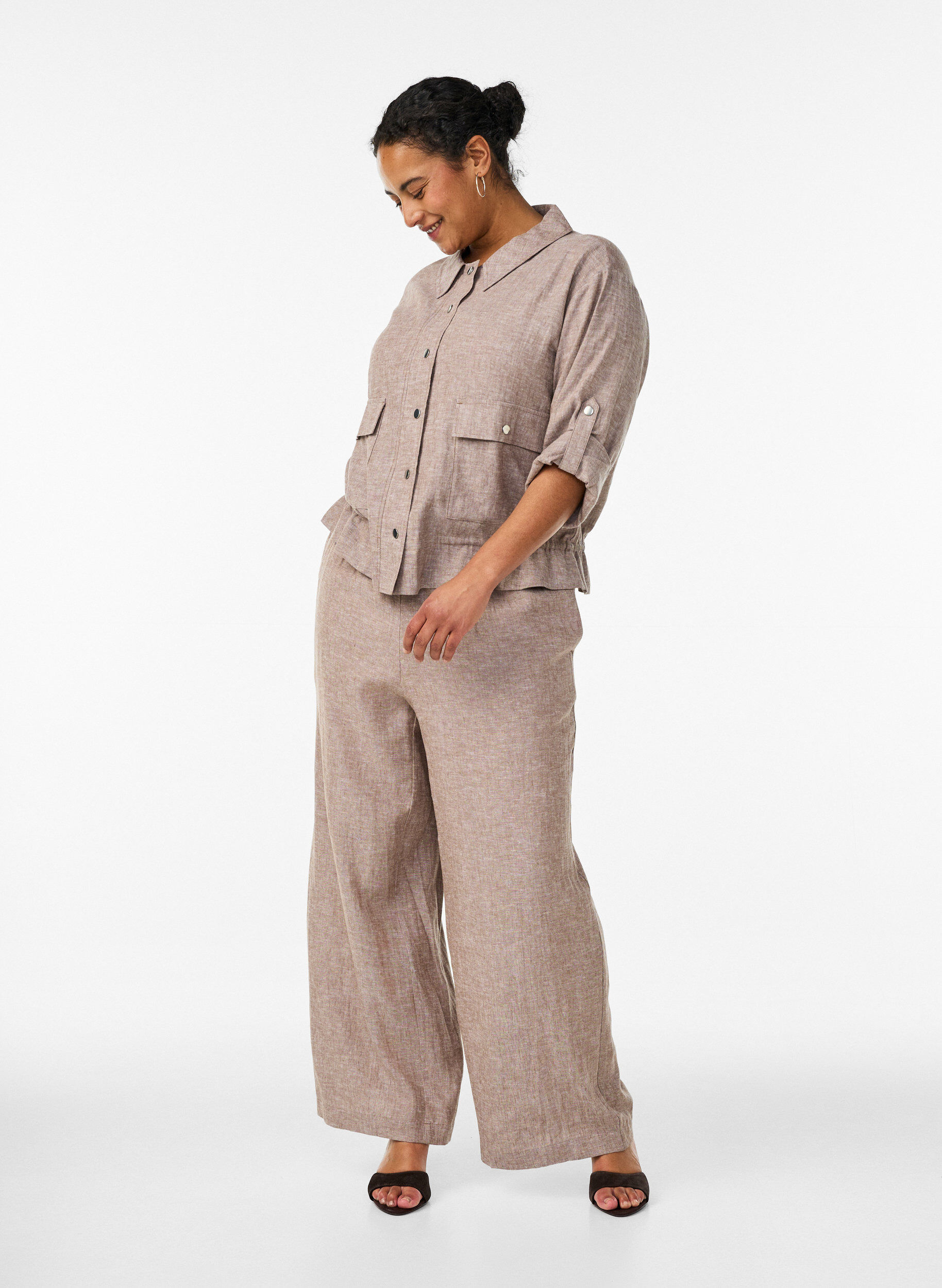 Zizzi Hemdbluse aus Leinen und Viskose mit verstellbarer Taille, Braun, Model image number 1