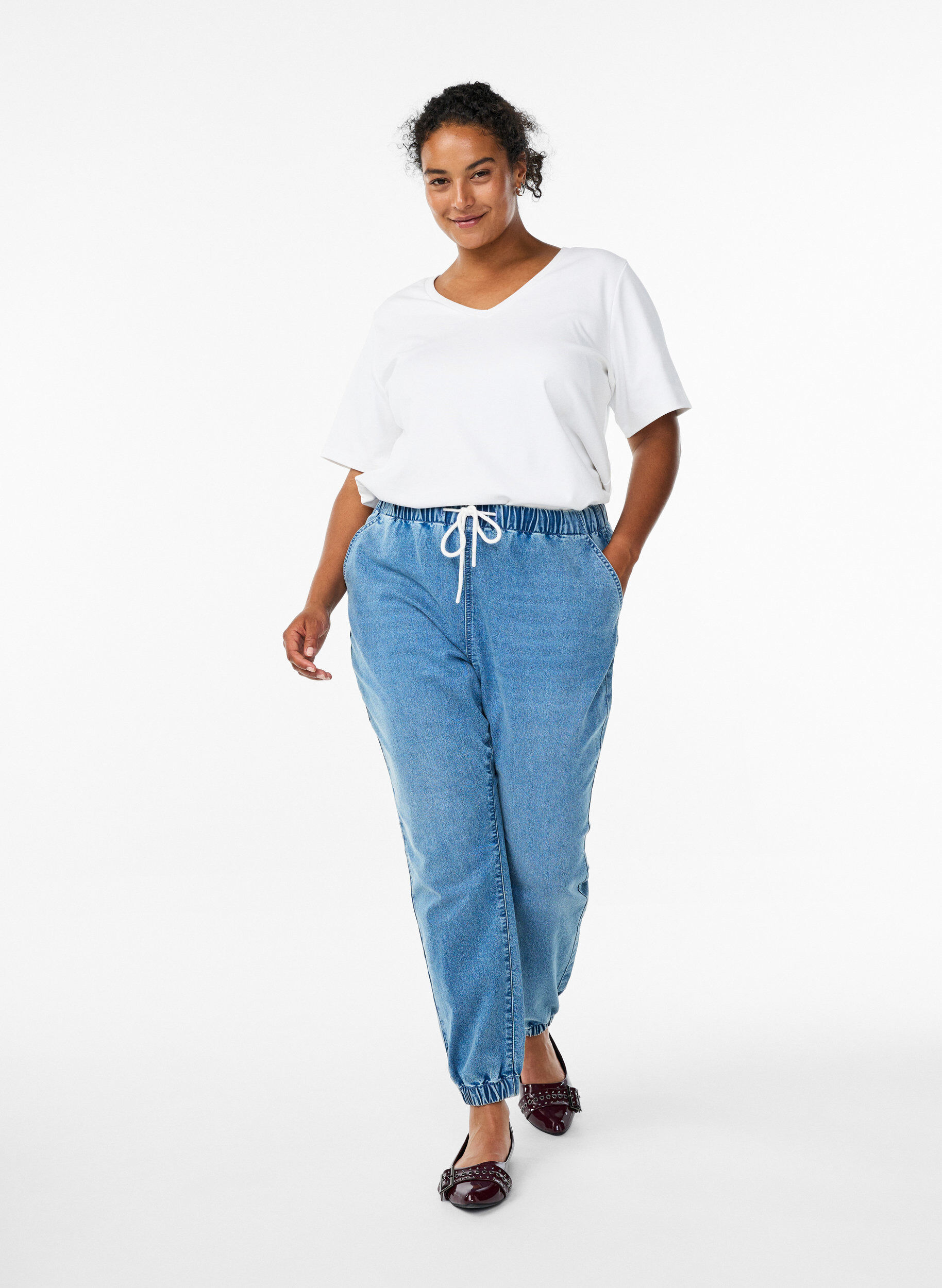Jeans-Jogginghose mit Taschen, Blau, Model