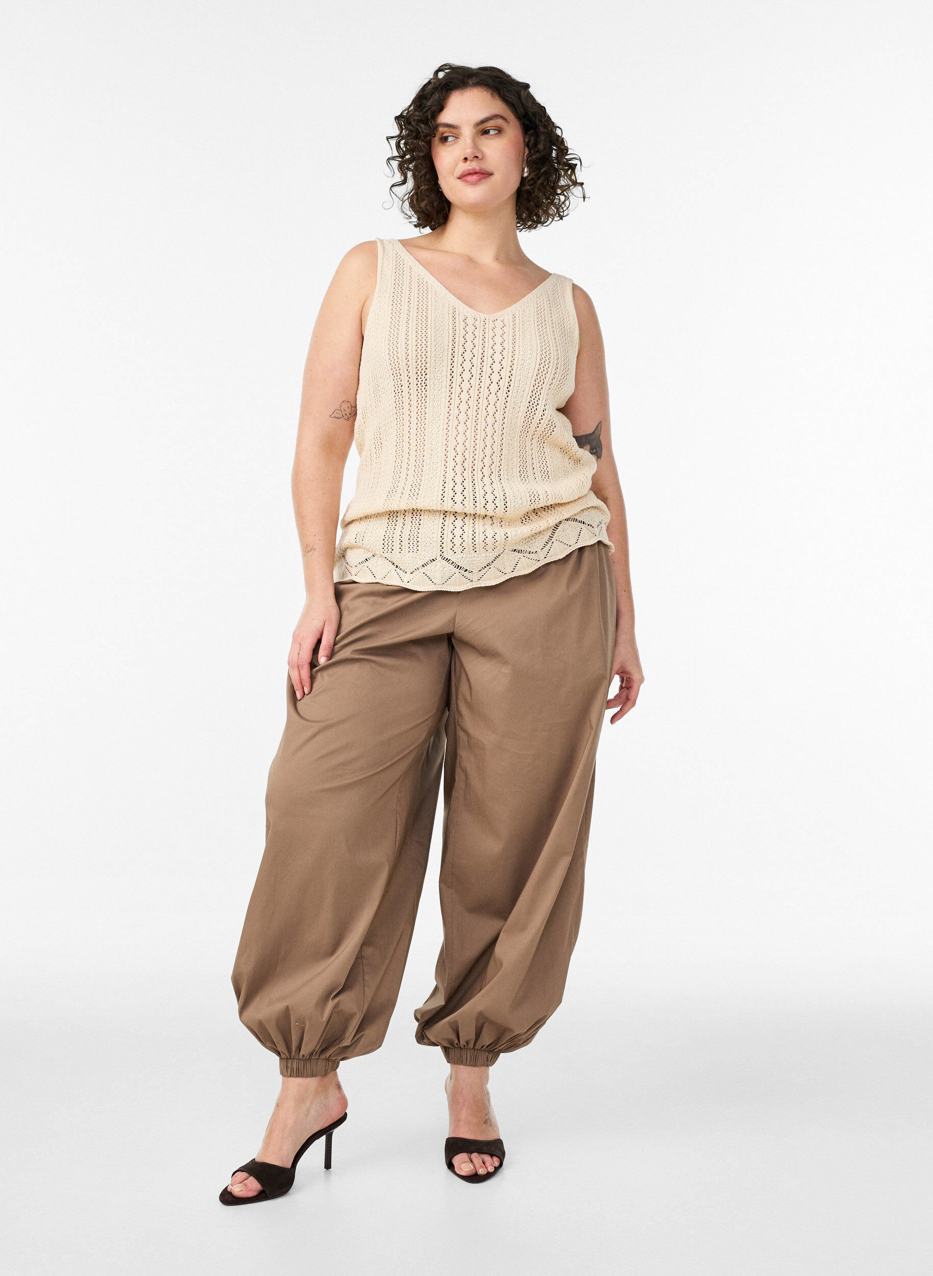 Zizzi Stricktop mit Lochstickerei und V-Ausschnitt, Beige, Model image number 1