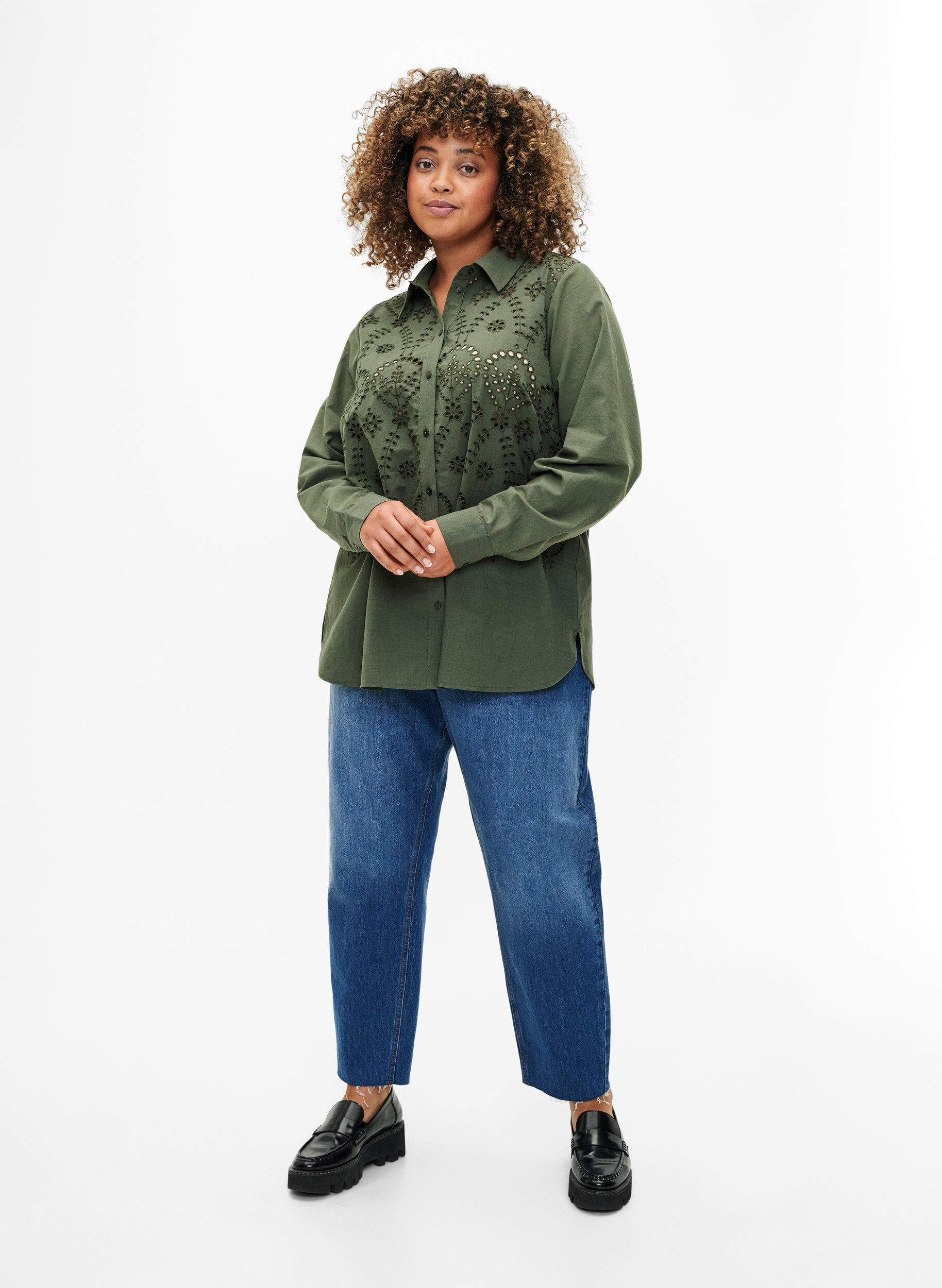 Zizzi Baumwollhemd mit Lochstickerei, Thyme, Model image number 2