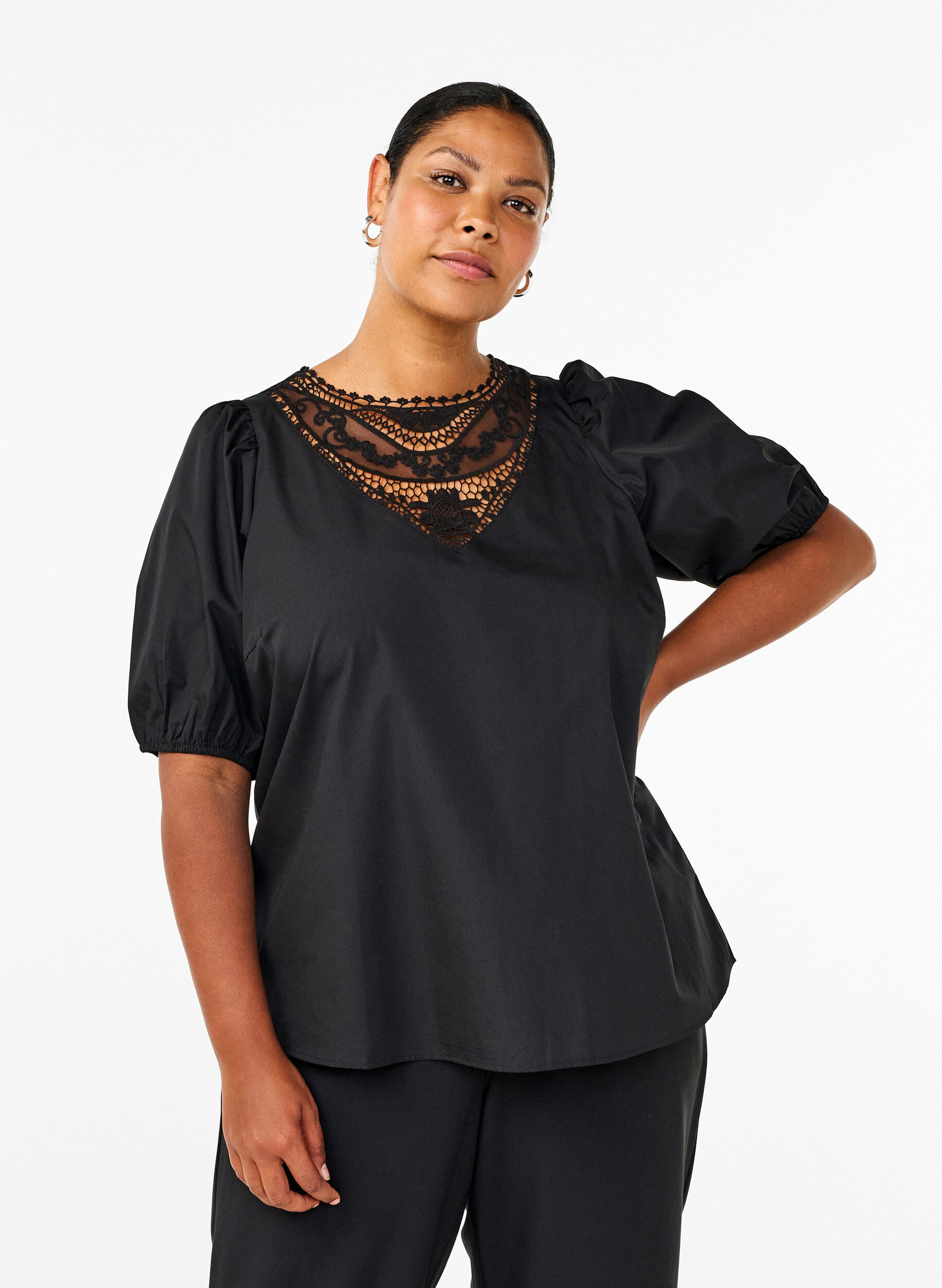 Zizzi Kurz&auml;rmelige Bluse mit Spitzendetail, Black, Model image number 0