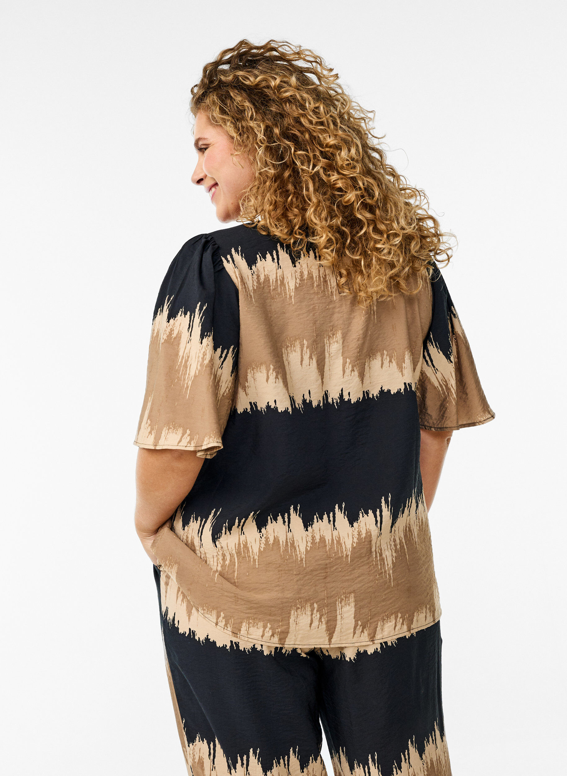 Zizzi Bluse mit weiten &Auml;rmeln und Grafikdruck, Schwarz, Model image number 2