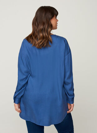Bluse aus Lyocell mit V-Ausschnitt, Blue denim, Model image number 1