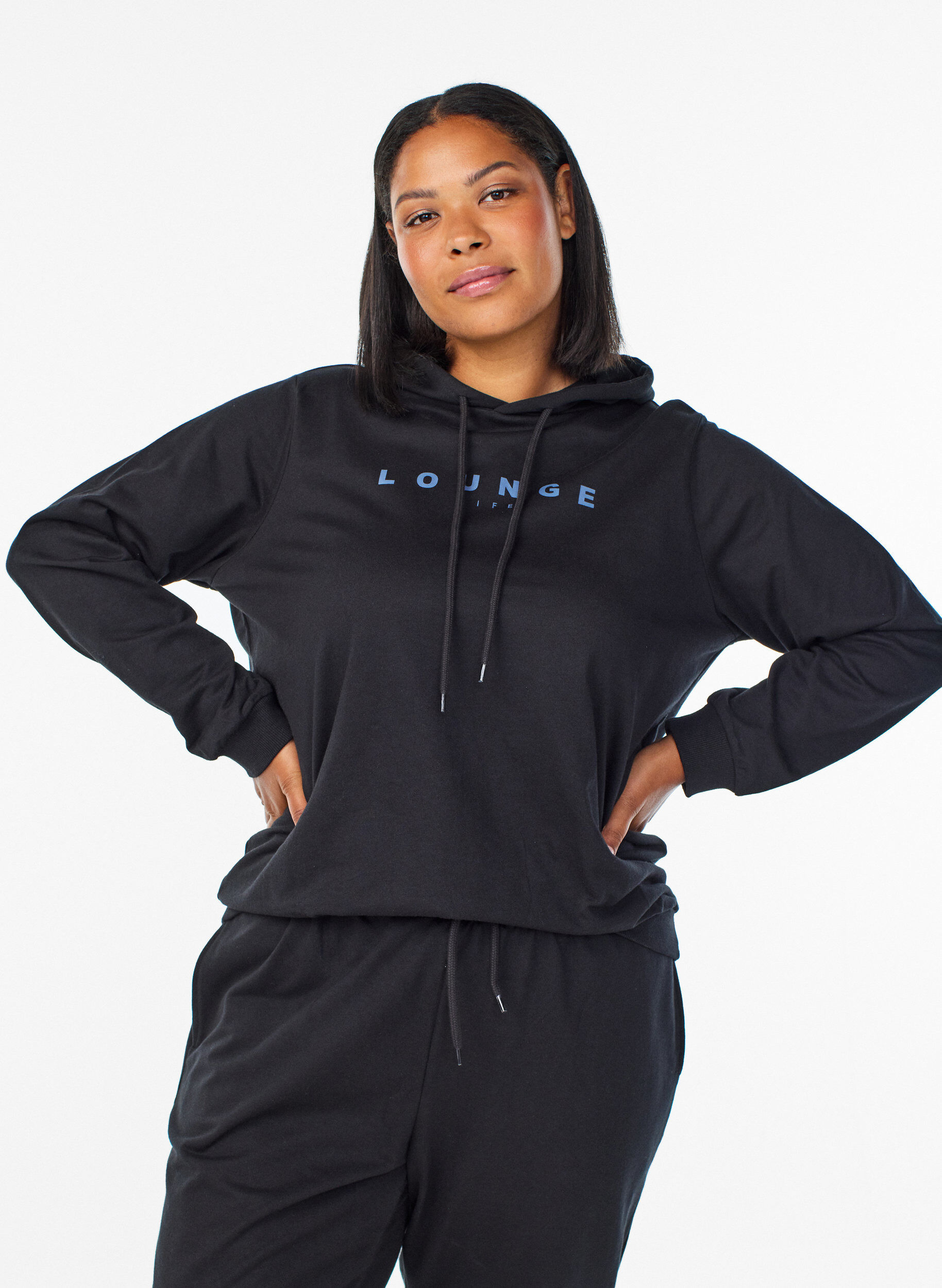 Sweatshirt mit Kapuze und Aufdruck, Schwarz, Model