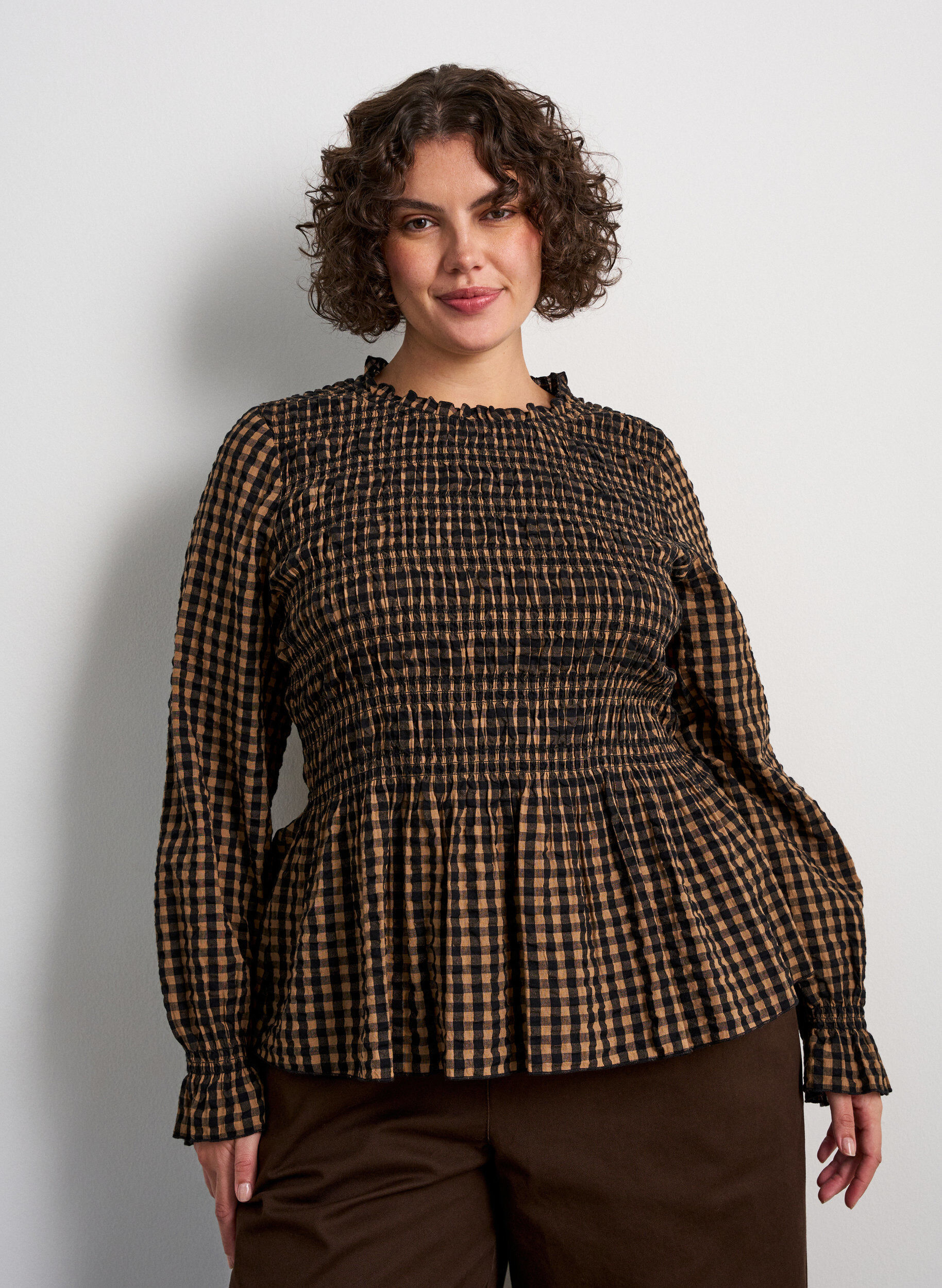 ZizziKarierte Bluse mit Smock und Sch&ouml;&szlig;chen, Braun, Model image number 0