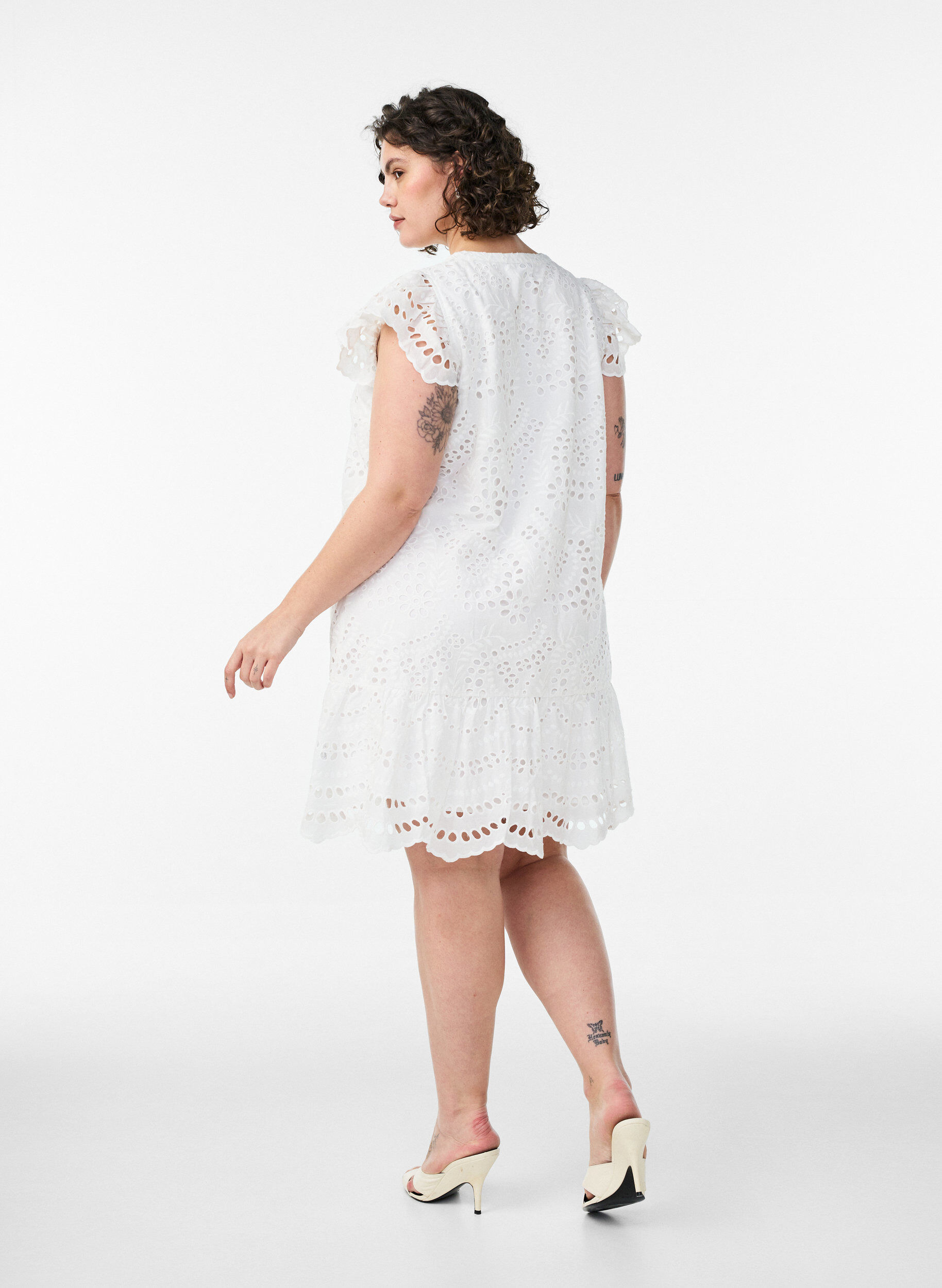 Zizzi Kleid aus Broderie Anglaise mit R&uuml;schen&auml;rmeln, Wei&szlig;, Model image number 2