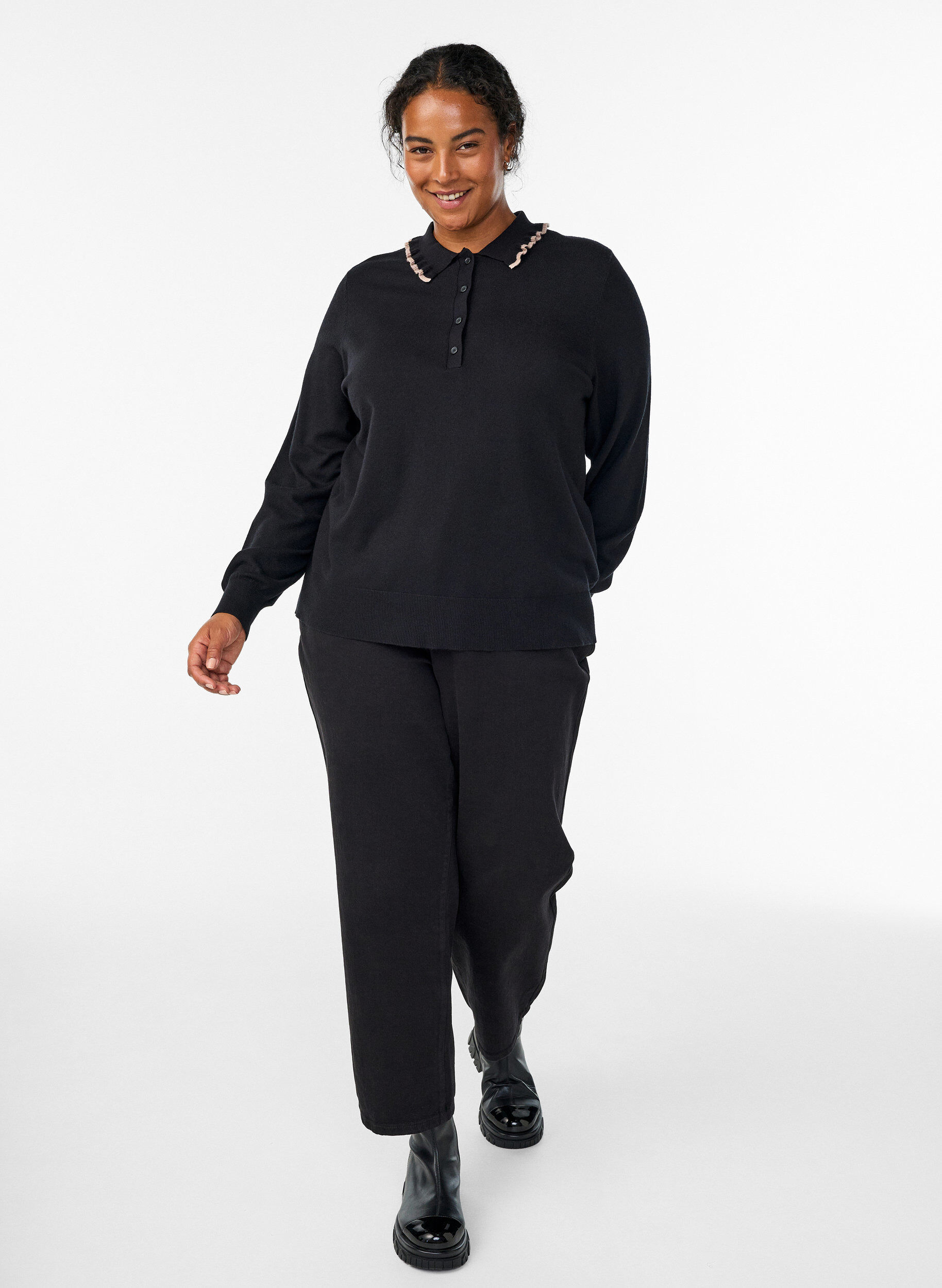 Zizzi Strickbluse mit ger&uuml;schtem Polokragen, Schwarz, Model image number 1