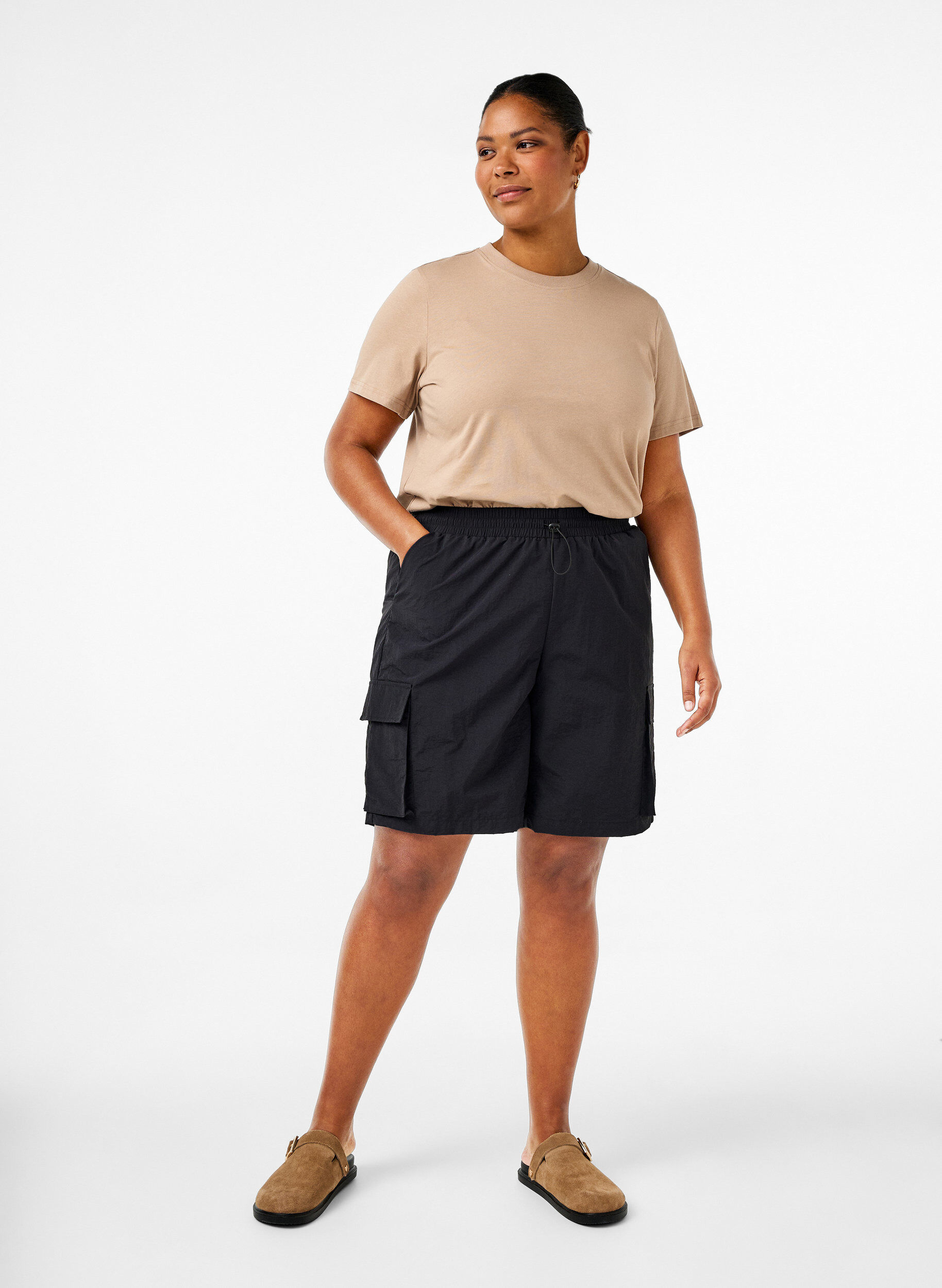 Zizzi Basic-T-Shirt aus Baumwolle mit Rundhalsausschnitt, Beige, Model image number 1