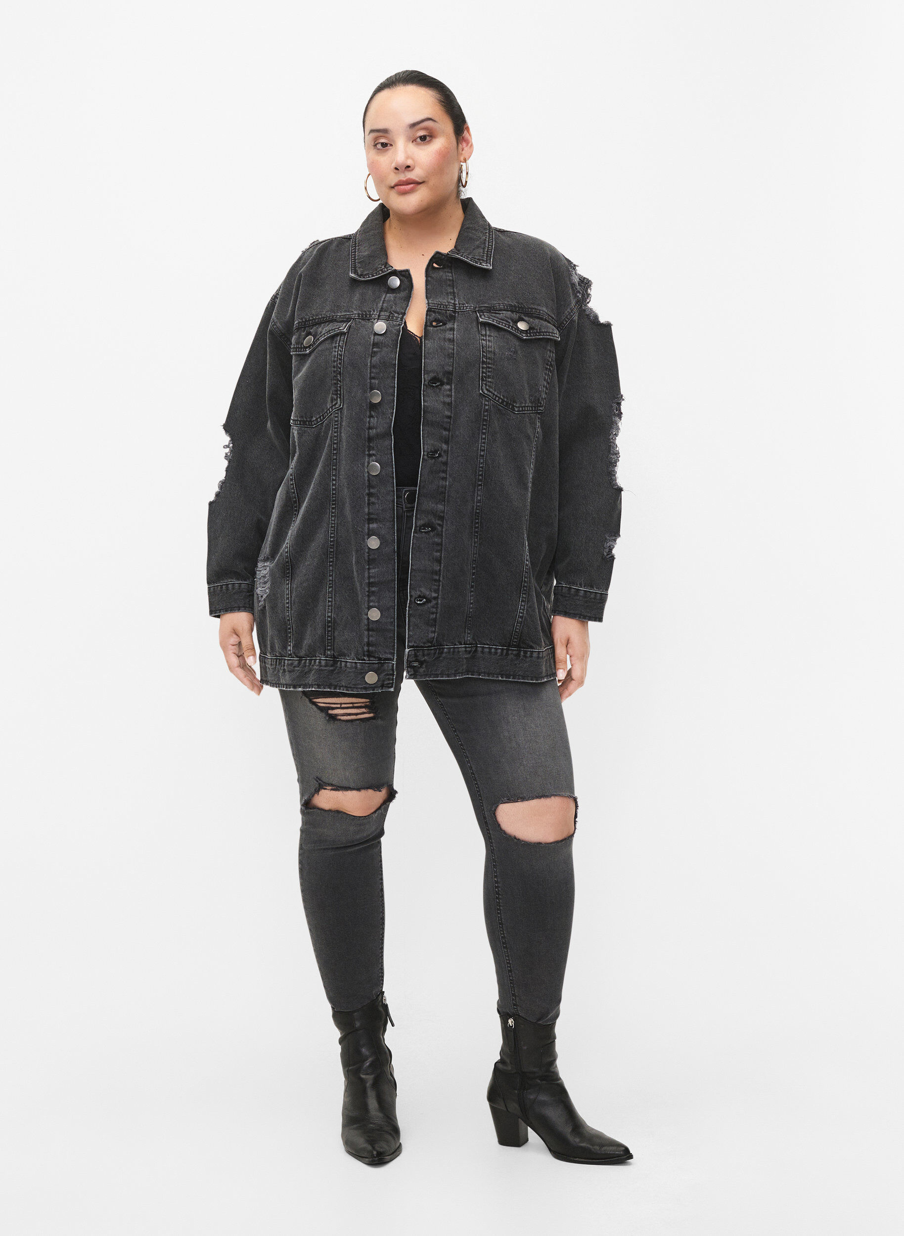 Zizzi Locker sitzende Jeansjacke mit Abnutzungsdetails, Dark Grey Denim, Model image number 3