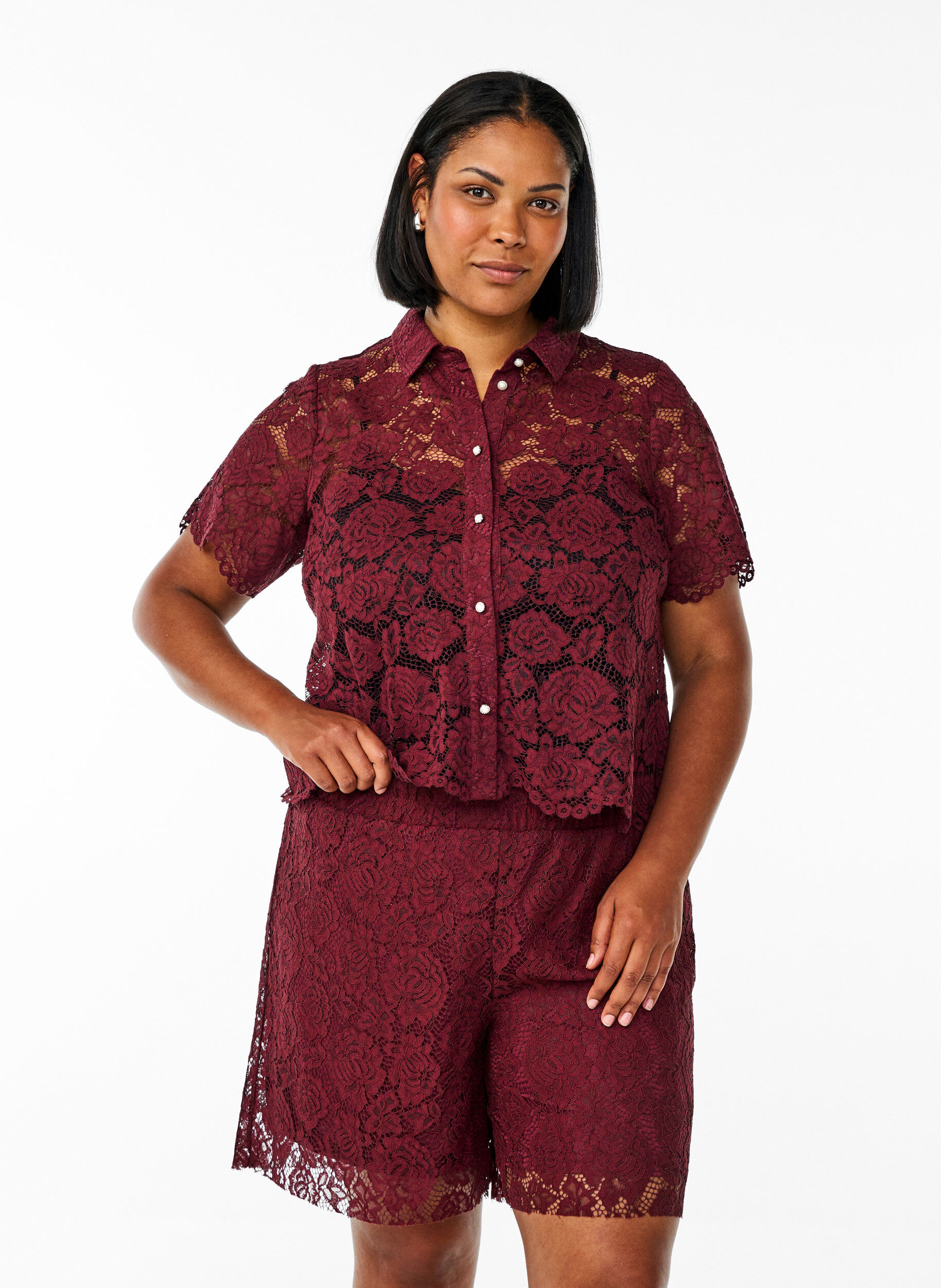 Lockere Spitzenshorts, Dunkles Bordeaux, Model