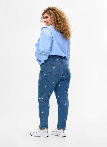 Mille Mom Fit Jeans mit Stickerei, Light Blue Heart, Model image number 1