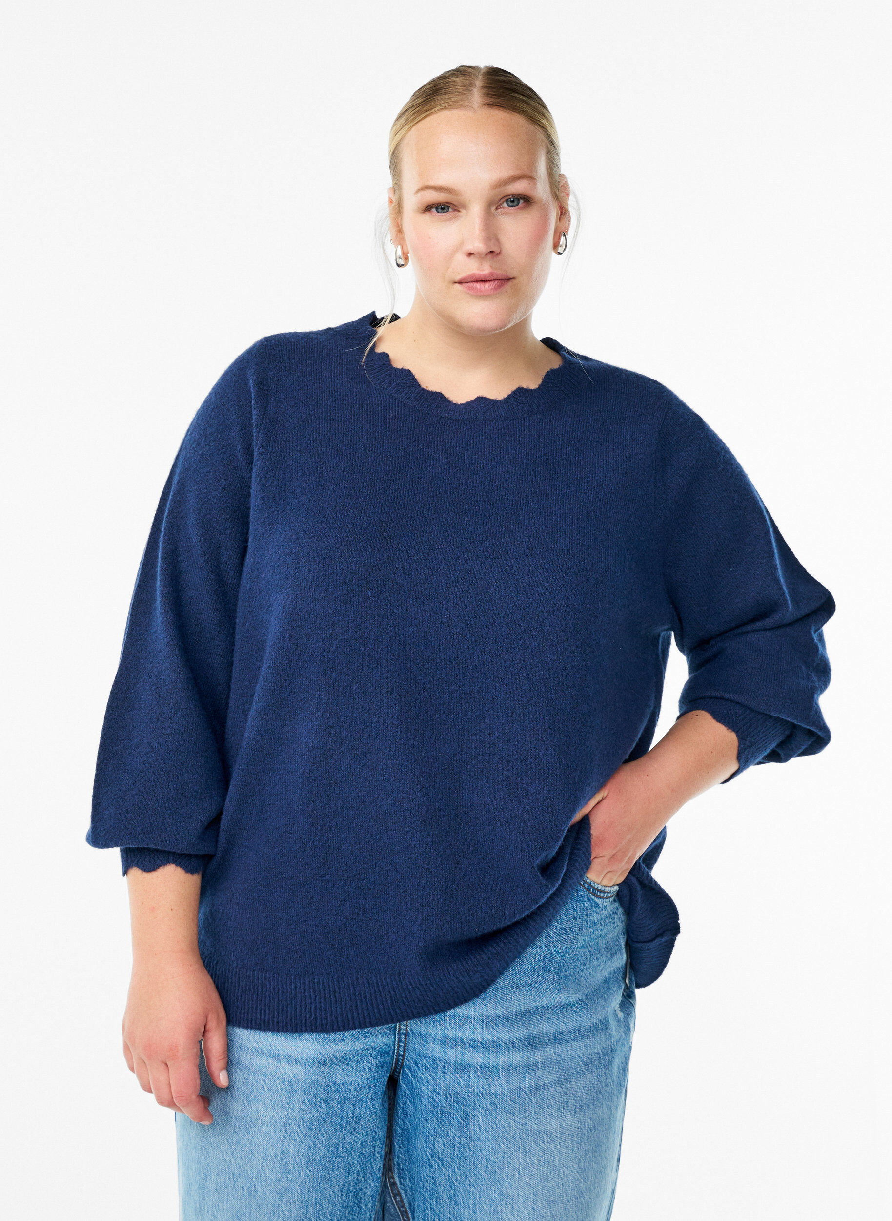 Strickbluse mit Wellenkante, Blau, Model