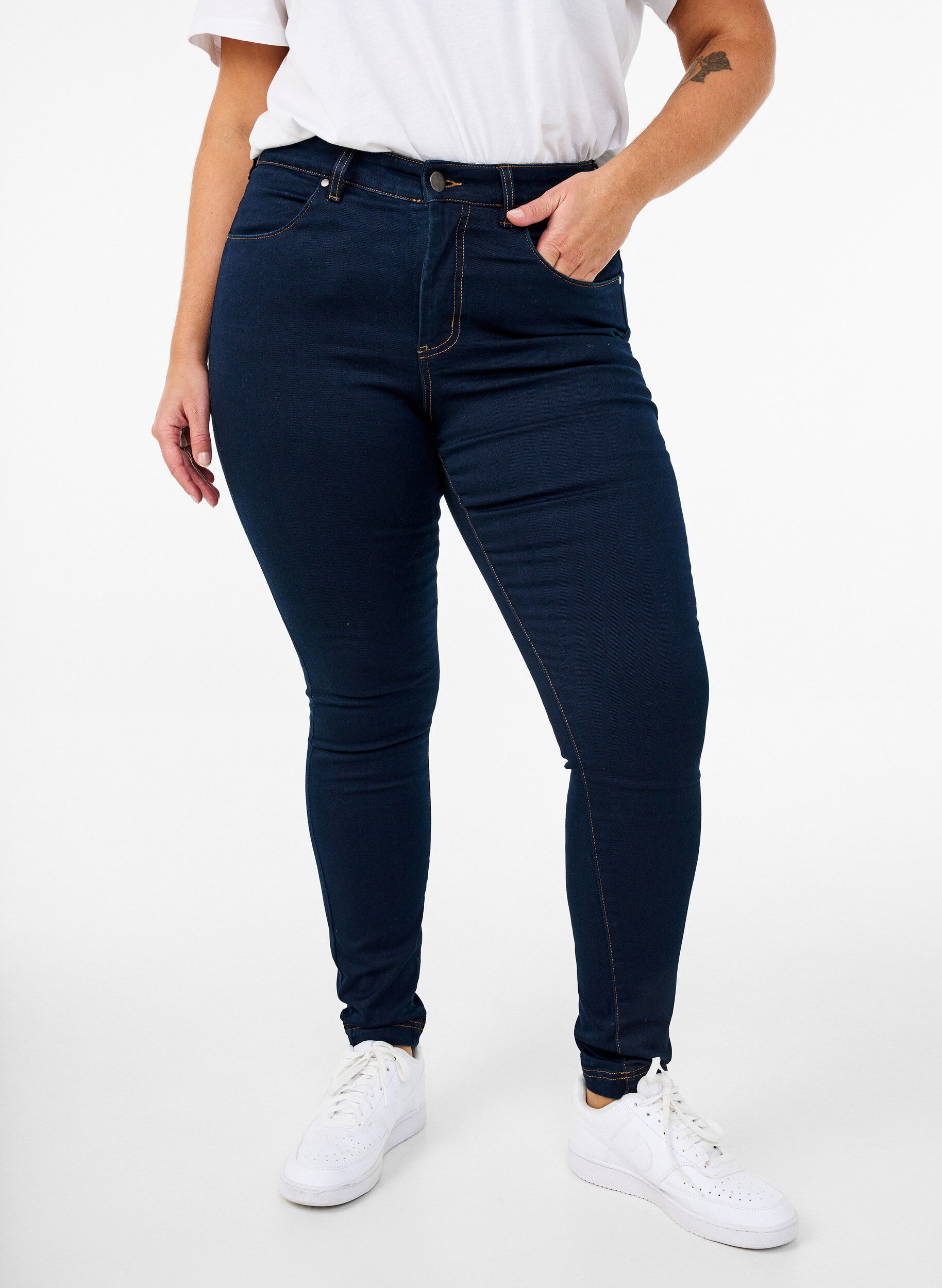 ZizziExtra schmale Amy Jeans mit hoher Taille, Unwashed, Model image number 2