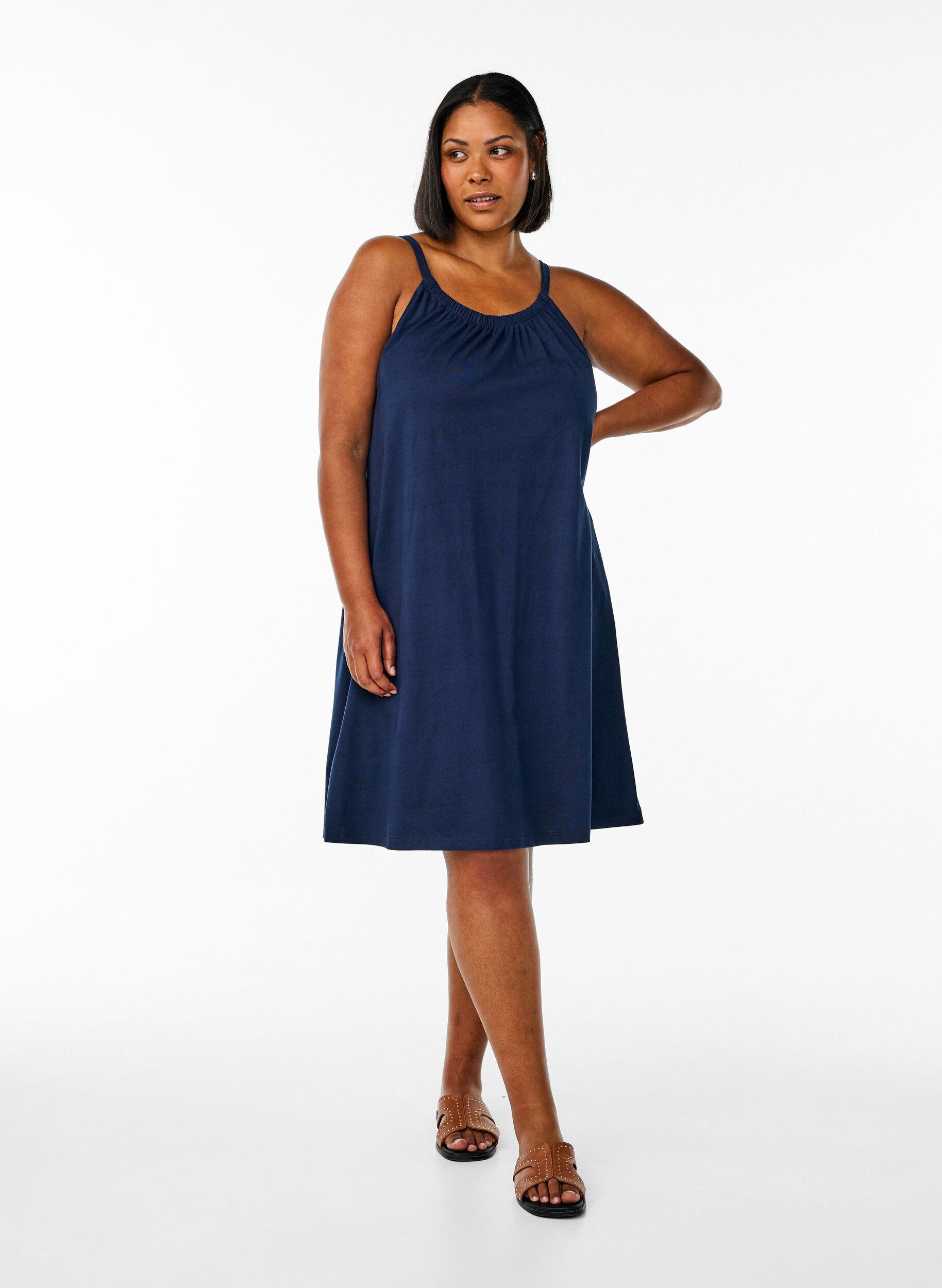 Zizzi Midi-Tr&auml;gerkleid aus Bio-Baumwolle., Blau, Model image number 1