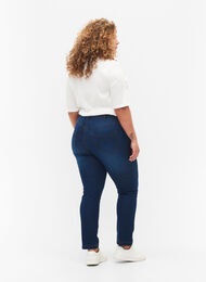 Slim Fit Emily Jeans mit normaler Taillenhöhe, Blue Denim, Model