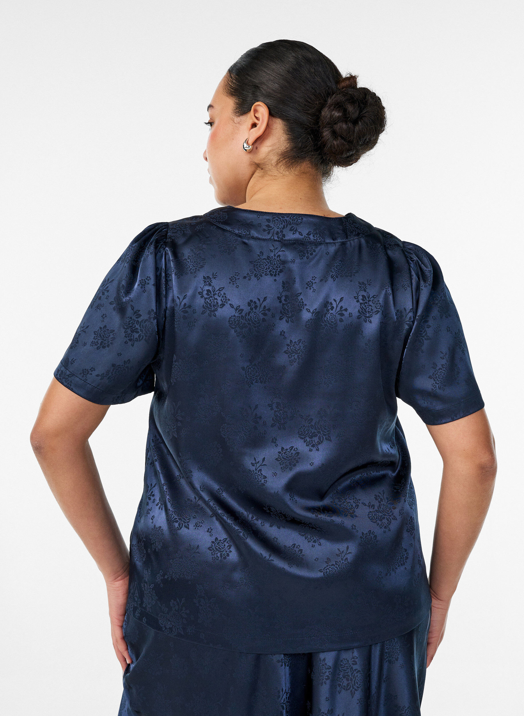 ZizziGebl&uuml;mte Bluse aus Satin mit V-Ausschnitt, Blau, Model image number 1