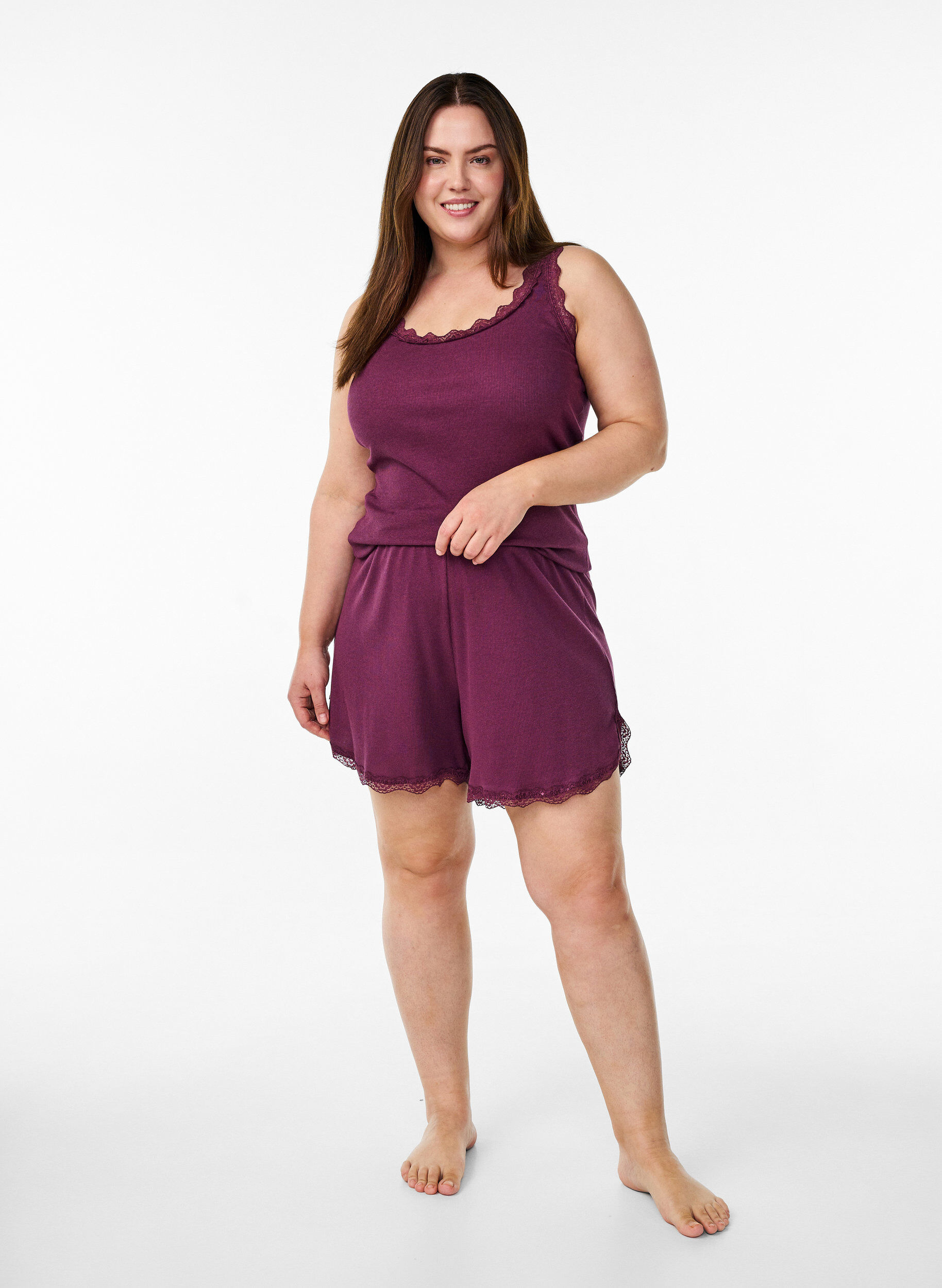 Zizzi Lockere Nachtshorts aus geripptem Material mit Spitzensaum, Dunkles Bordeaux, Model image number 1